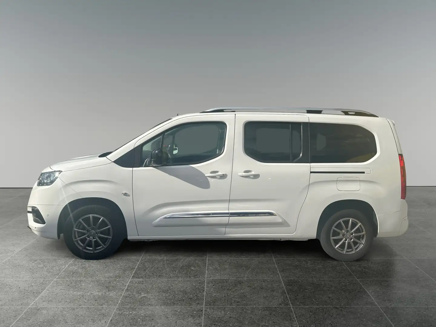 Toyota Proace City Verso 1,5lD 130PS,Family L2 inkl. Anhängekupplung Weiß - 2