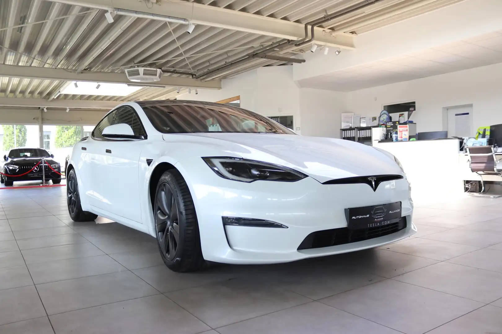Tesla Model S Dual 493 kW (670 PS), Automatik, Allrad Weiß - 2