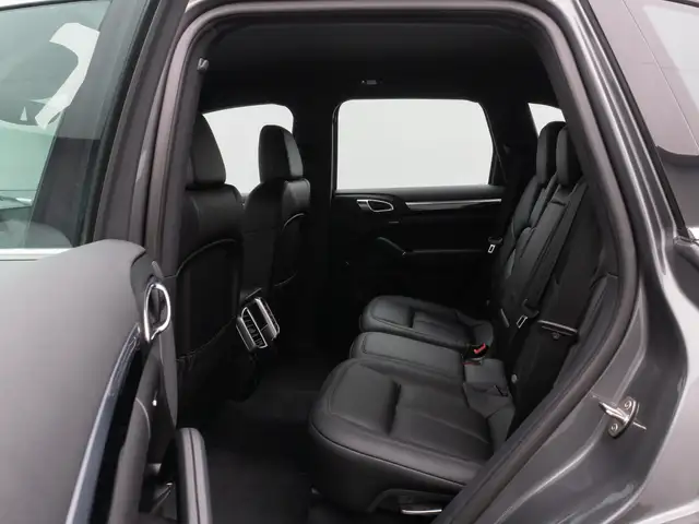 Porsche Cayenne view 25