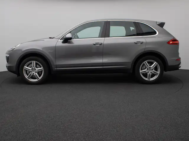 Porsche Cayenne view 11