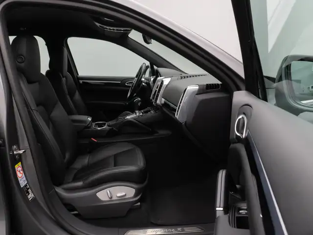 Porsche Cayenne view 24