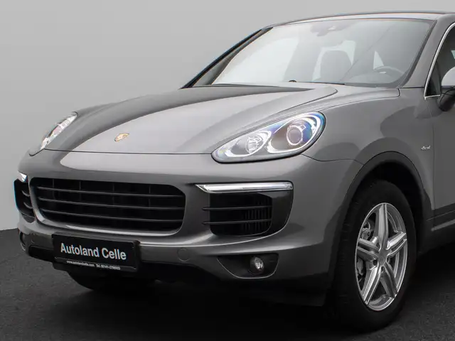 Porsche Cayenne view 16