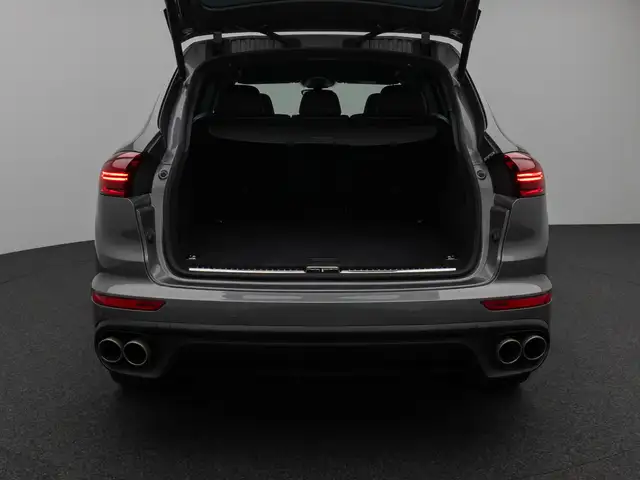 Porsche Cayenne view 13