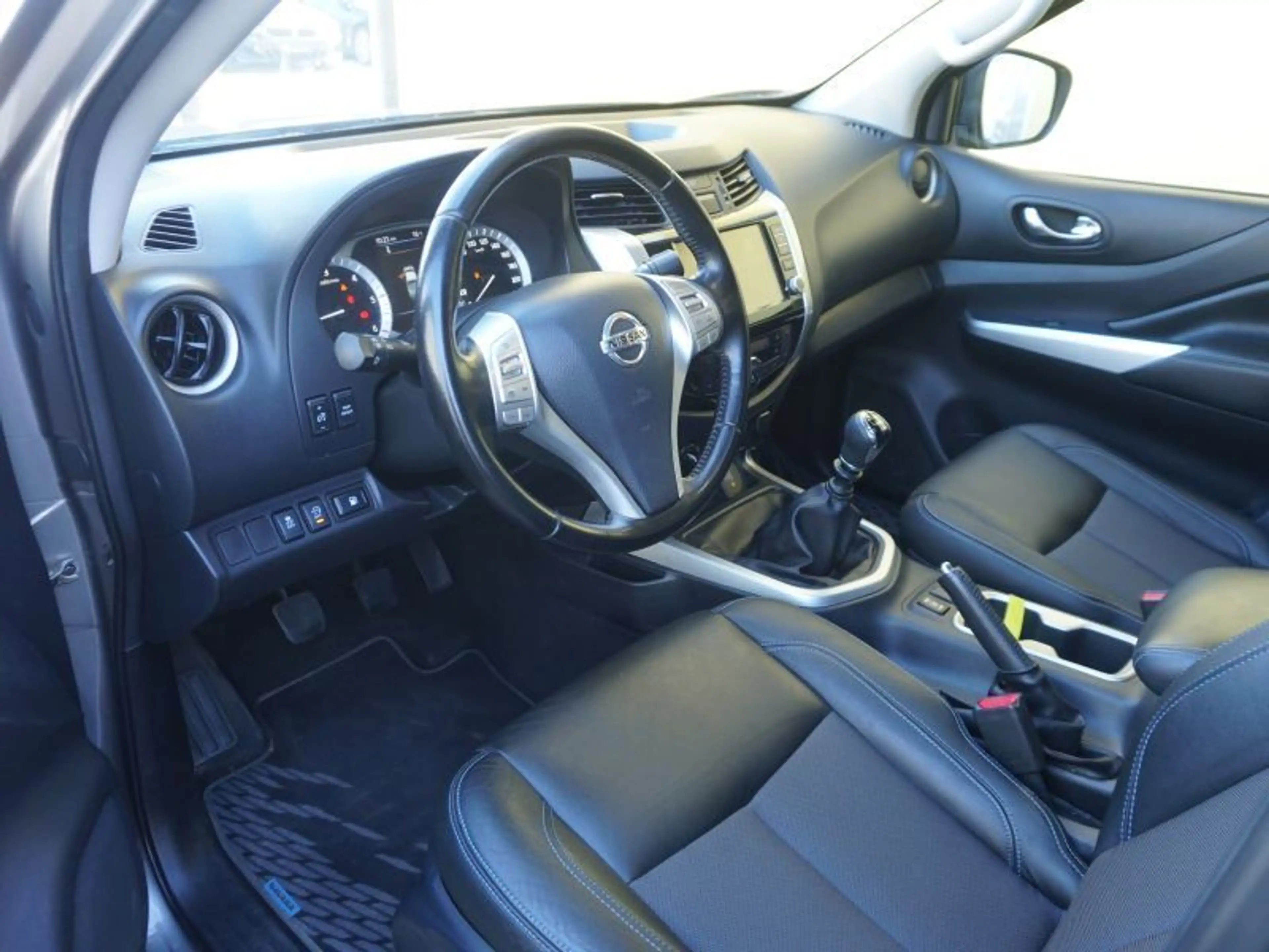 Nissan Navara Double Cab 4x4 2.3 dCi N-Guard *AHV+SCHIEBEDACH* — photo 8