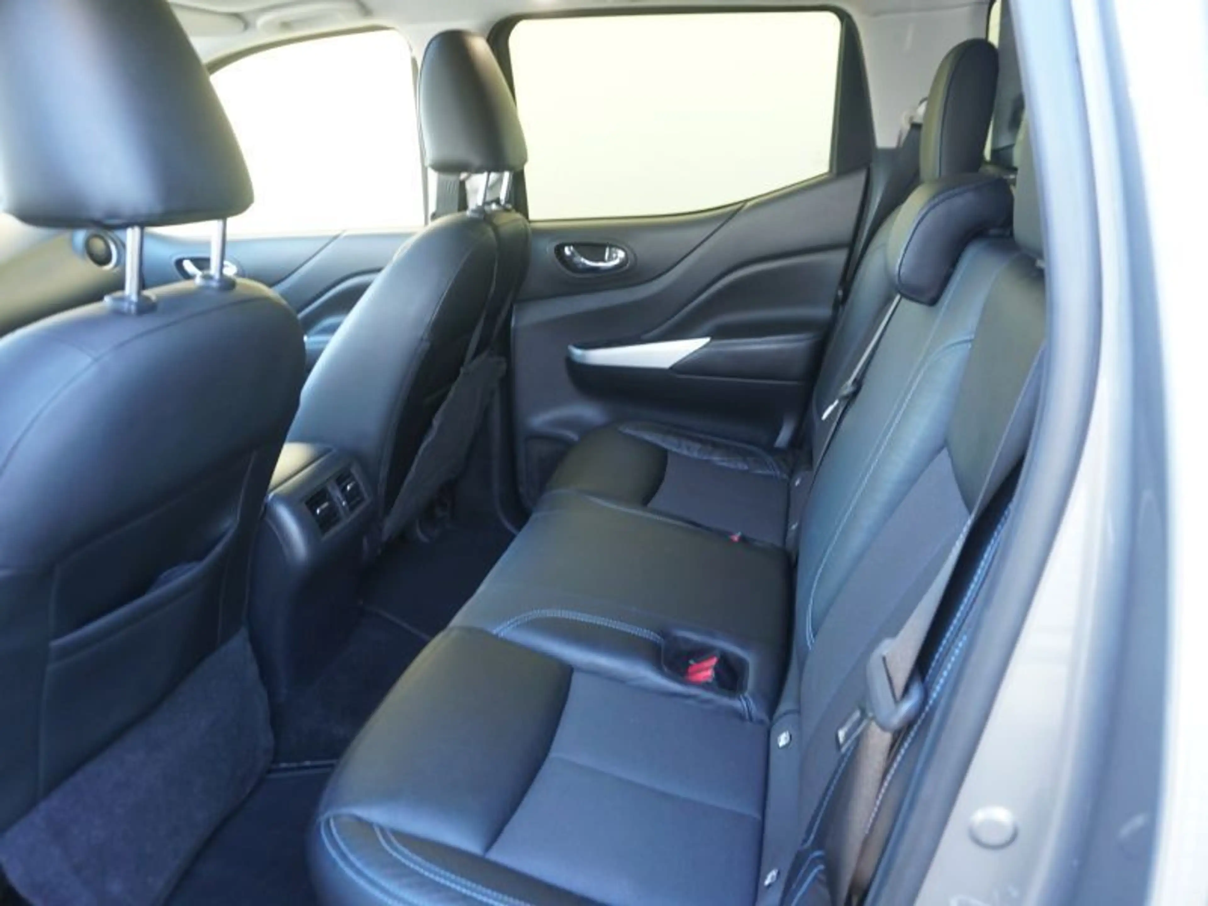 Nissan Navara Double Cab 4x4 2.3 dCi N-Guard *AHV+SCHIEBEDACH* — photo 12