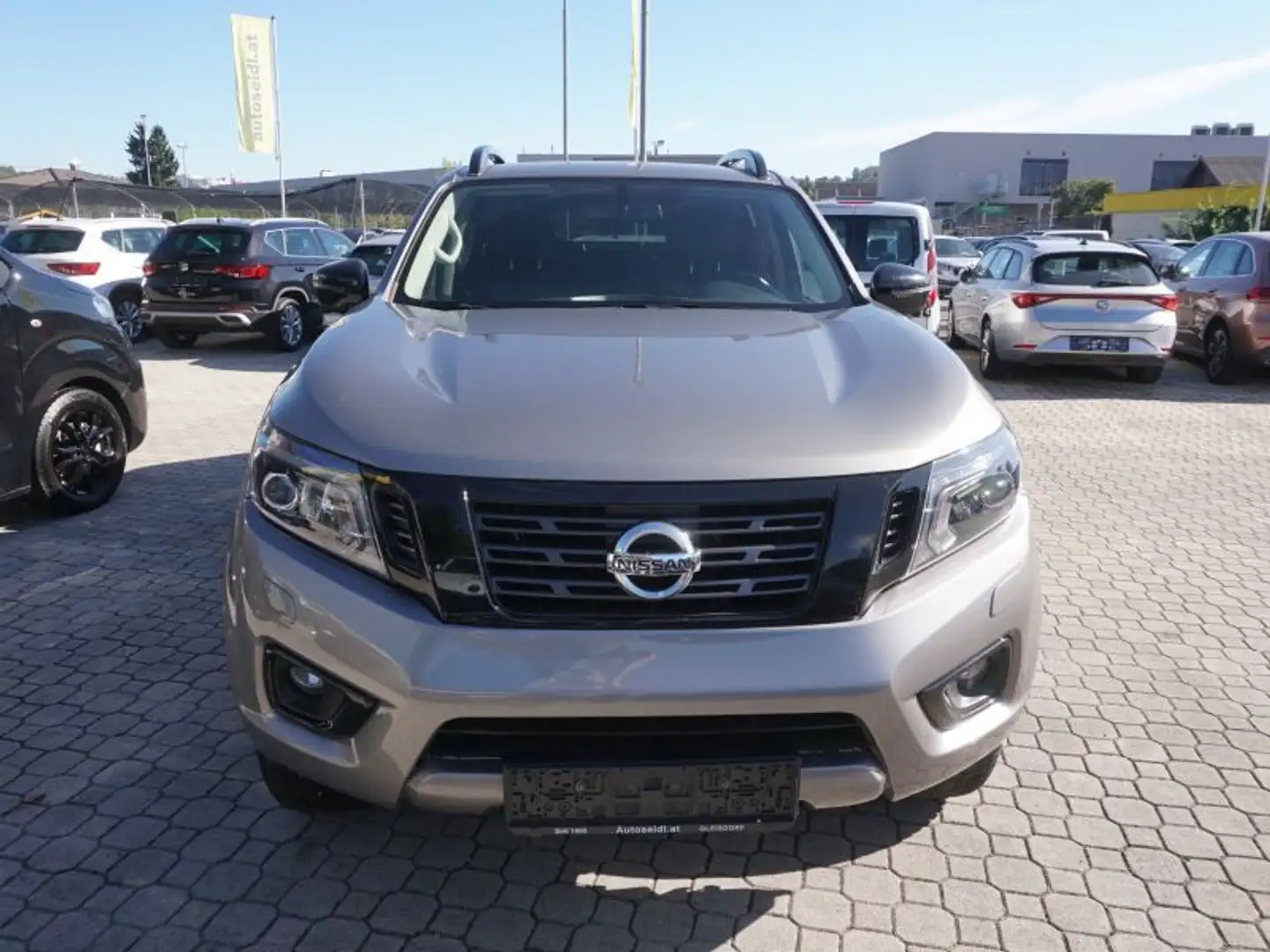 Nissan Navara Double Cab 4x4 2.3 dCi N-Guard  *AHV+SCHIEBEDACH* Grau - 2