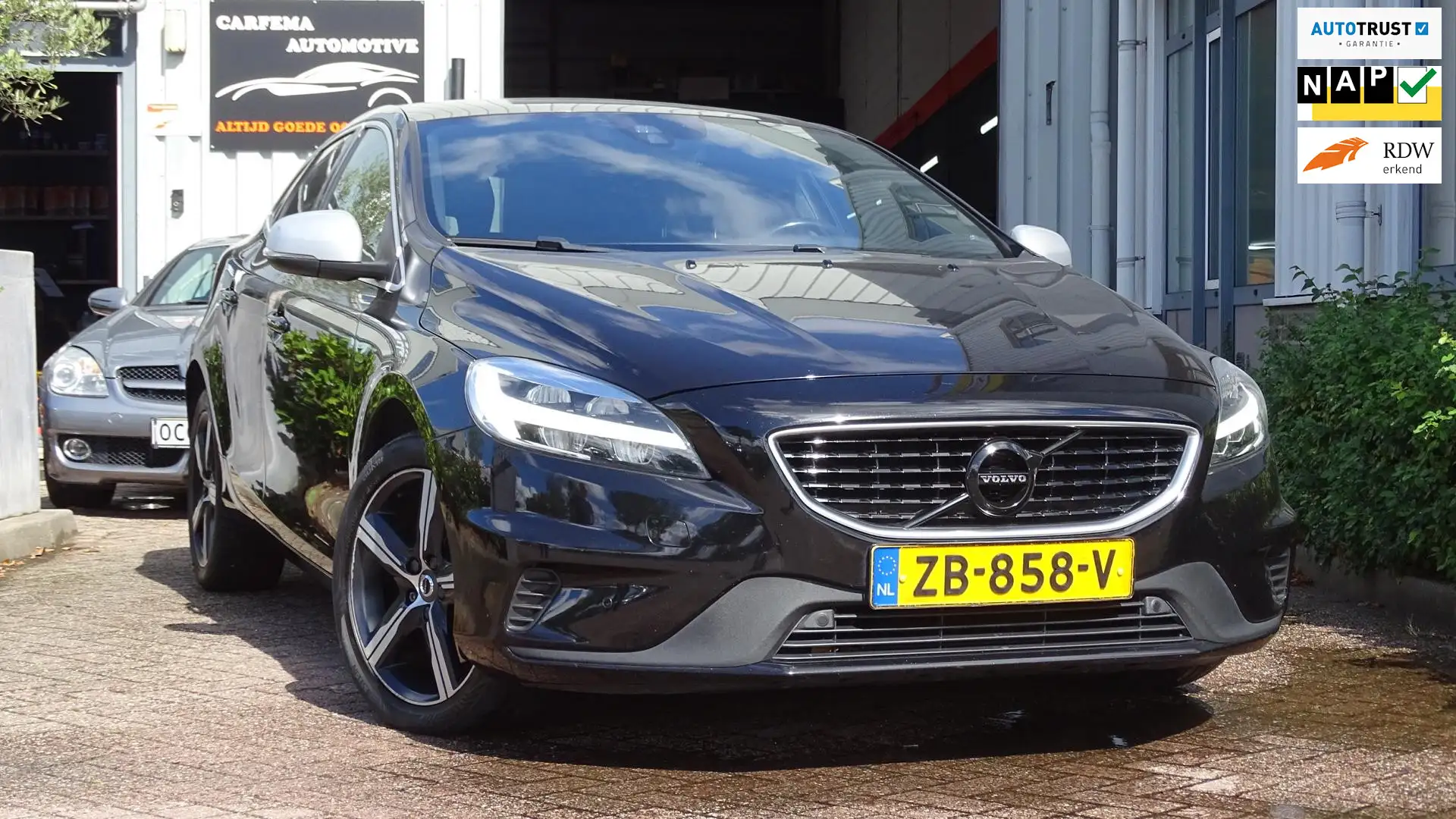 Volvo V40 1.5 T3 Polar+ Sport, BTW, Black on Black, Full Pan Zwart - 1