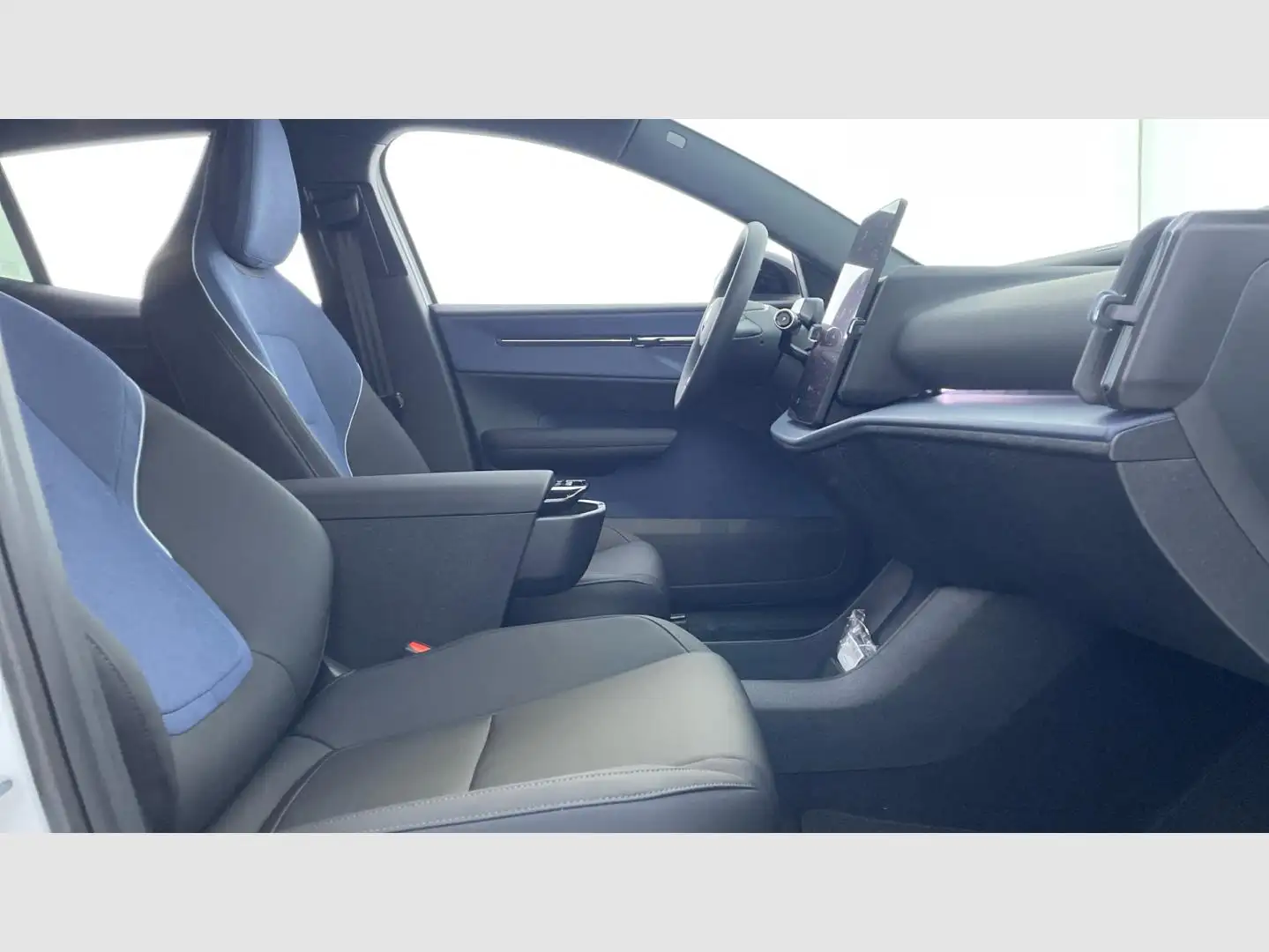 Volvo EX30 Single Extended Range Plus RWD Wit - 2