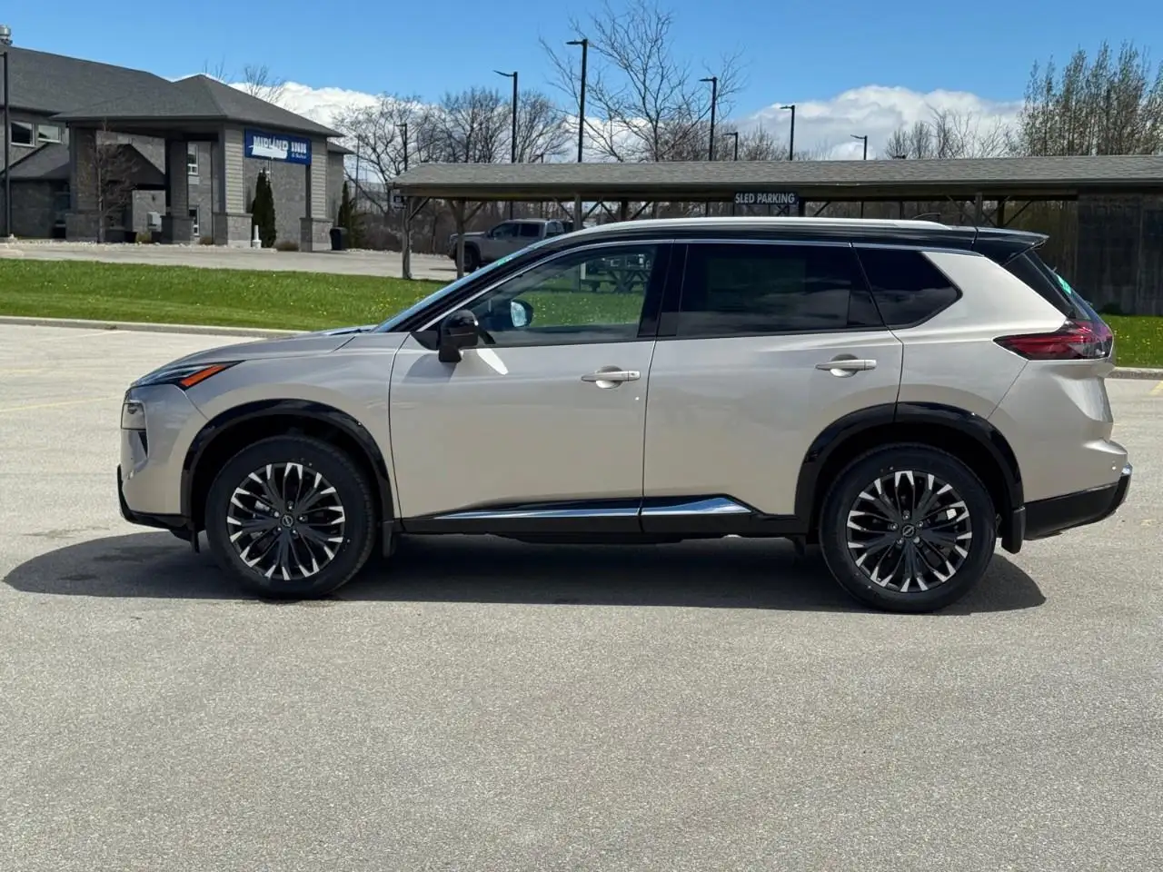 Nissan Rogue снимка Nissan Rogue