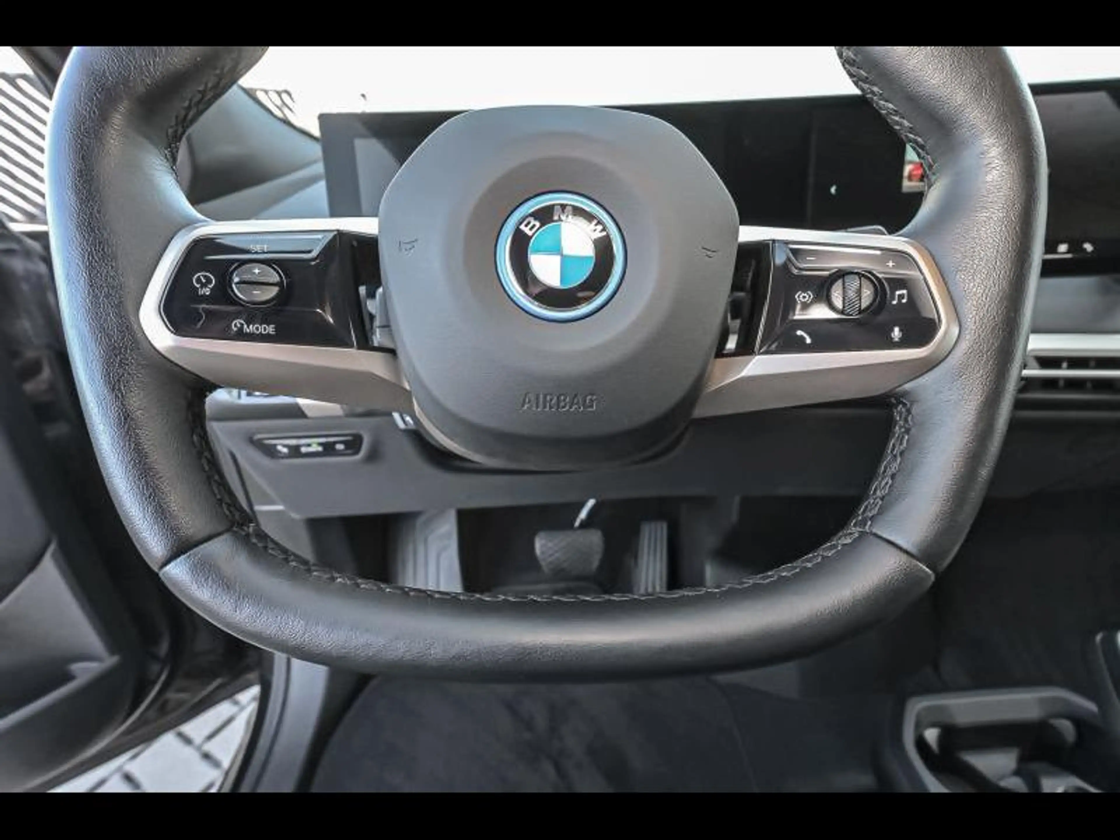 BMW iX xDrive40 — photo 9