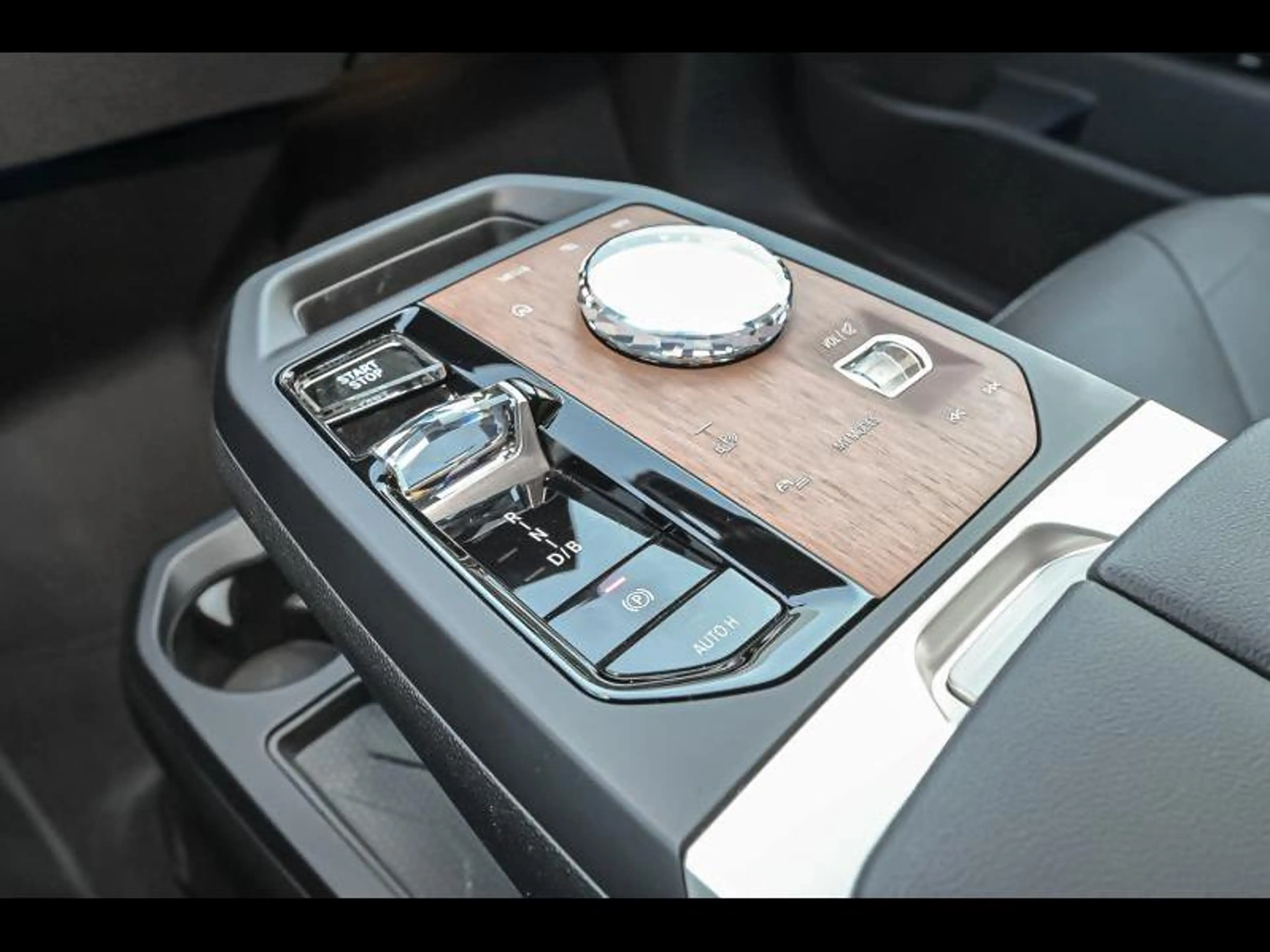 BMW iX xDrive40 — photo 11