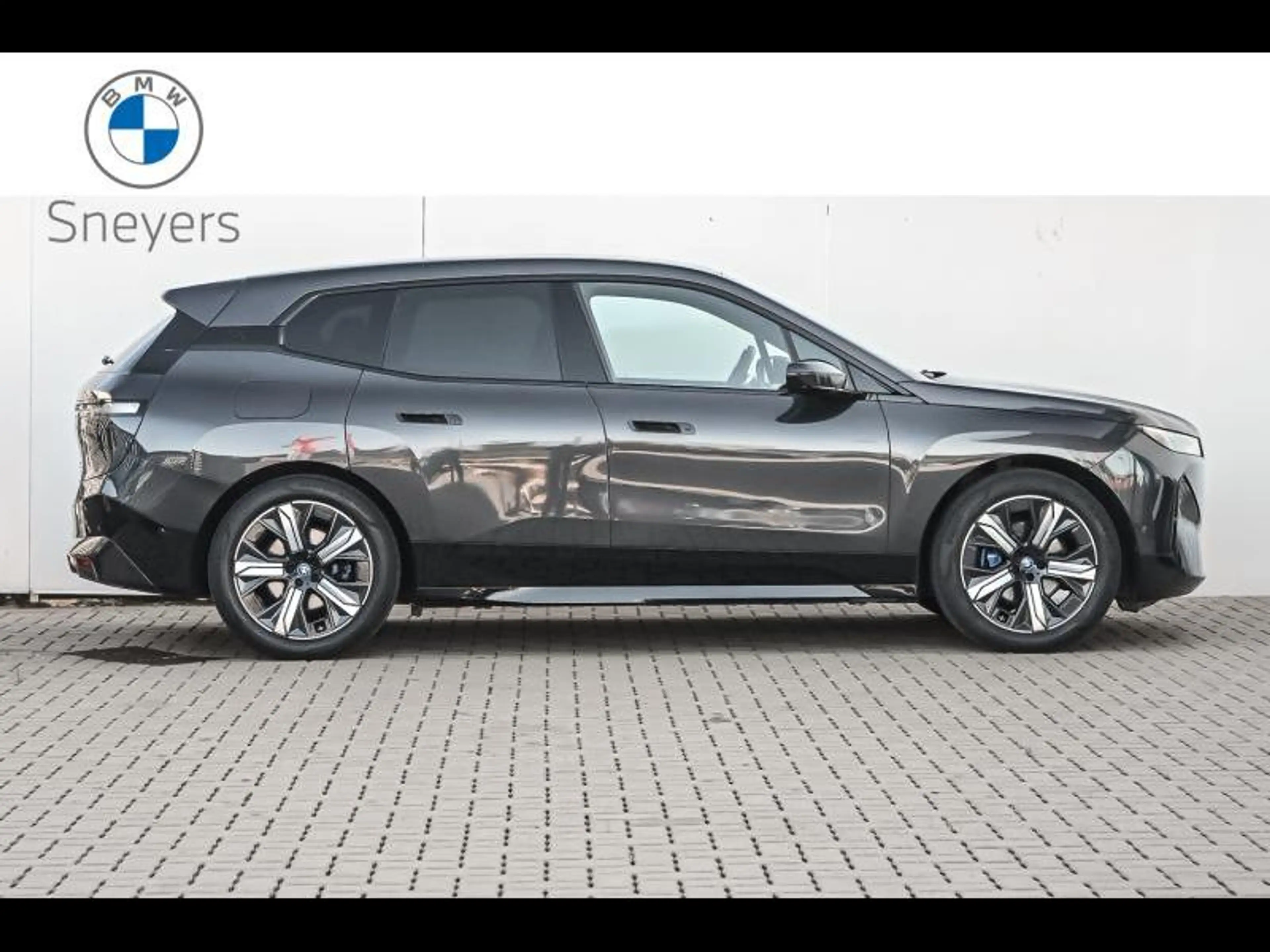 BMW iX xDrive40 — photo 3