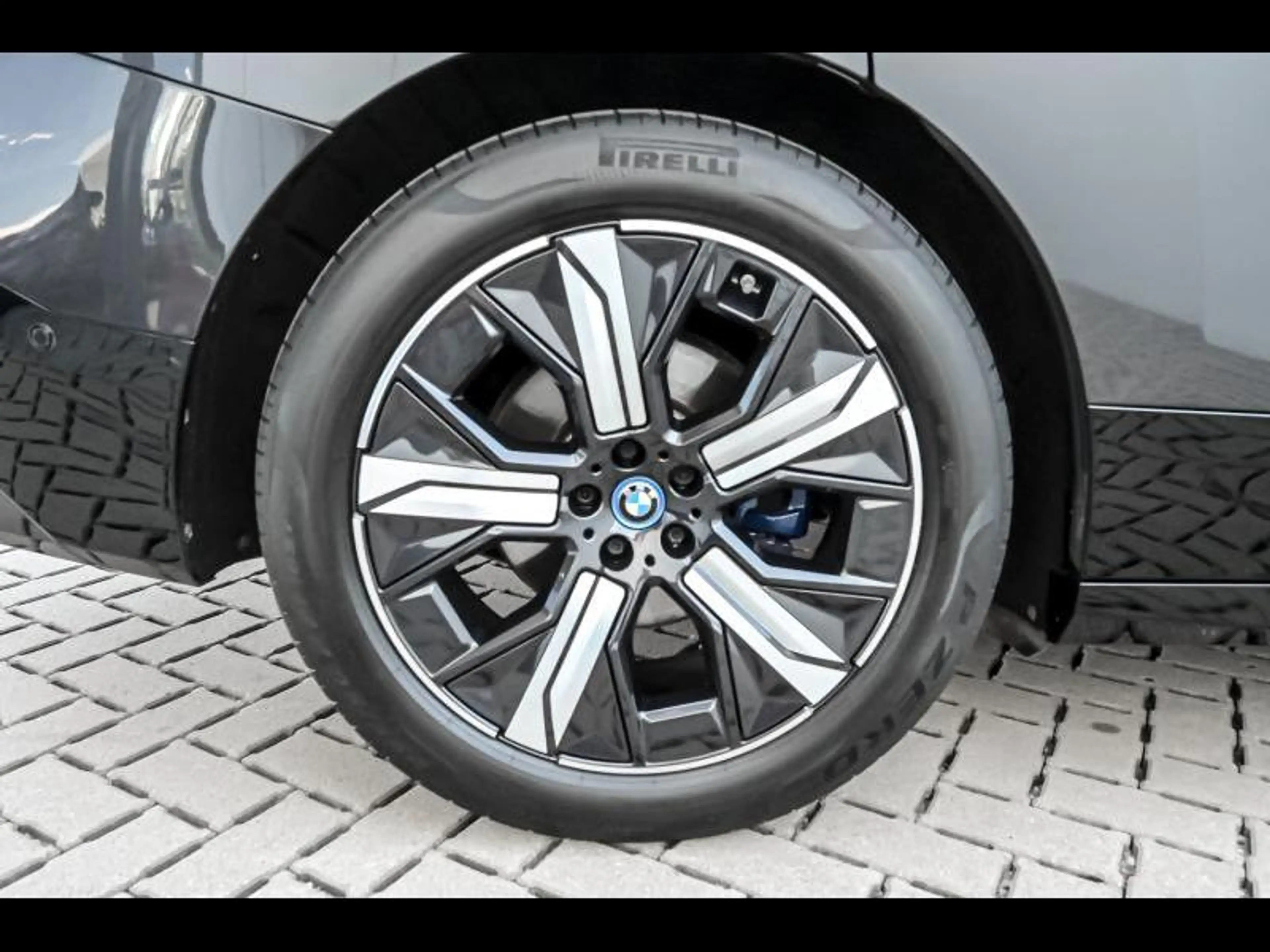 BMW iX xDrive40 — photo 8