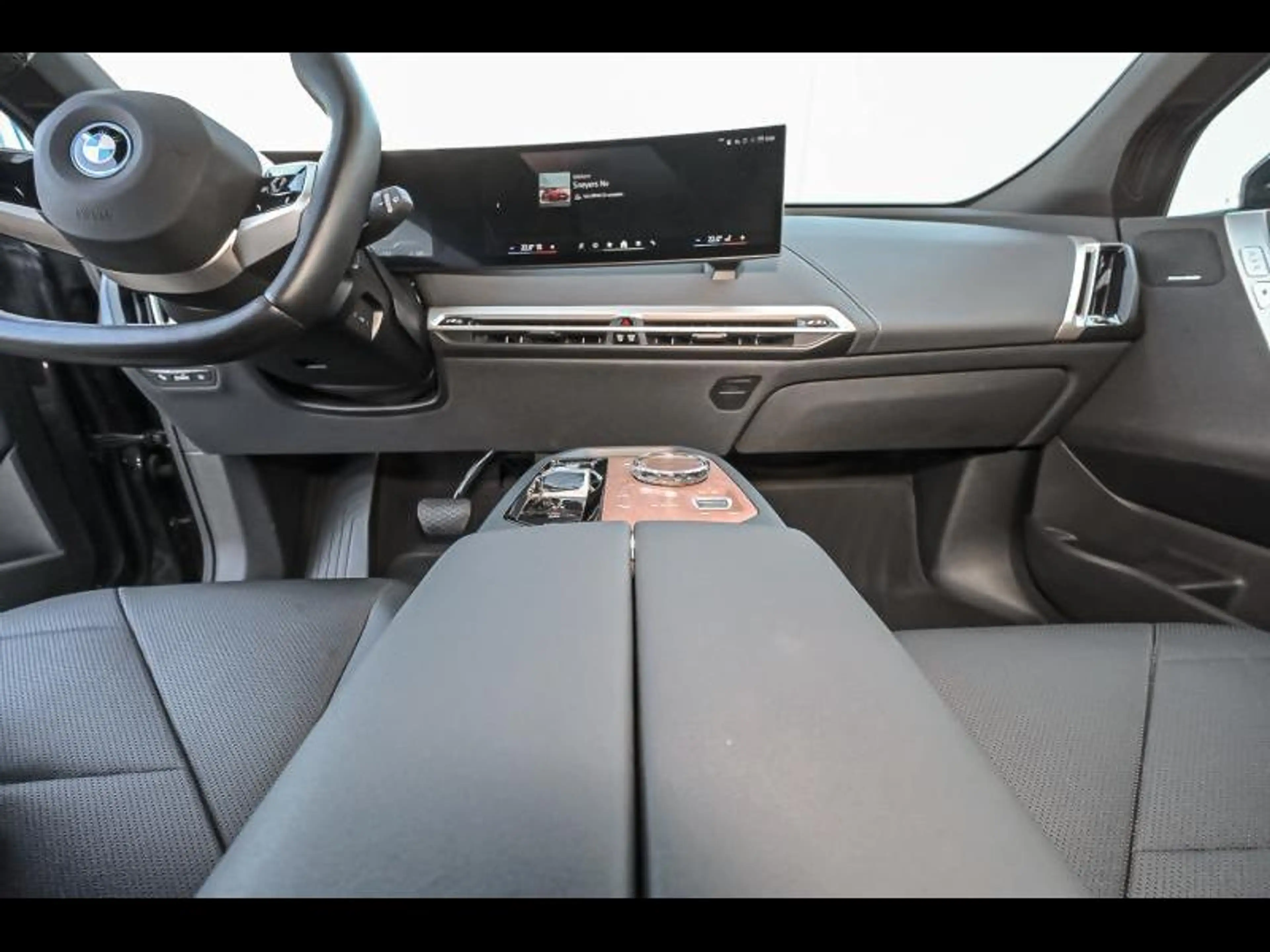 BMW iX xDrive40 — photo 7