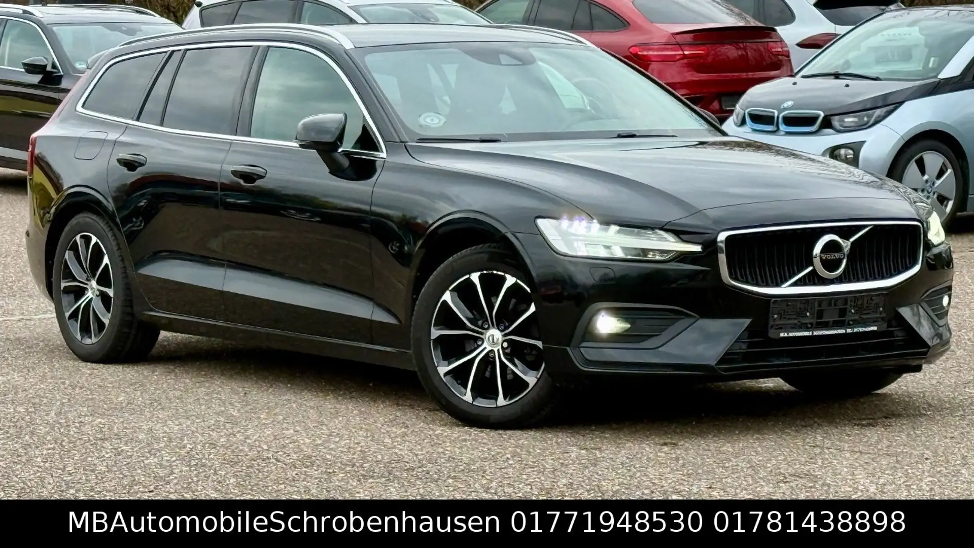 Volvo V60 Kombi Momentum Pro Schwarz - 1