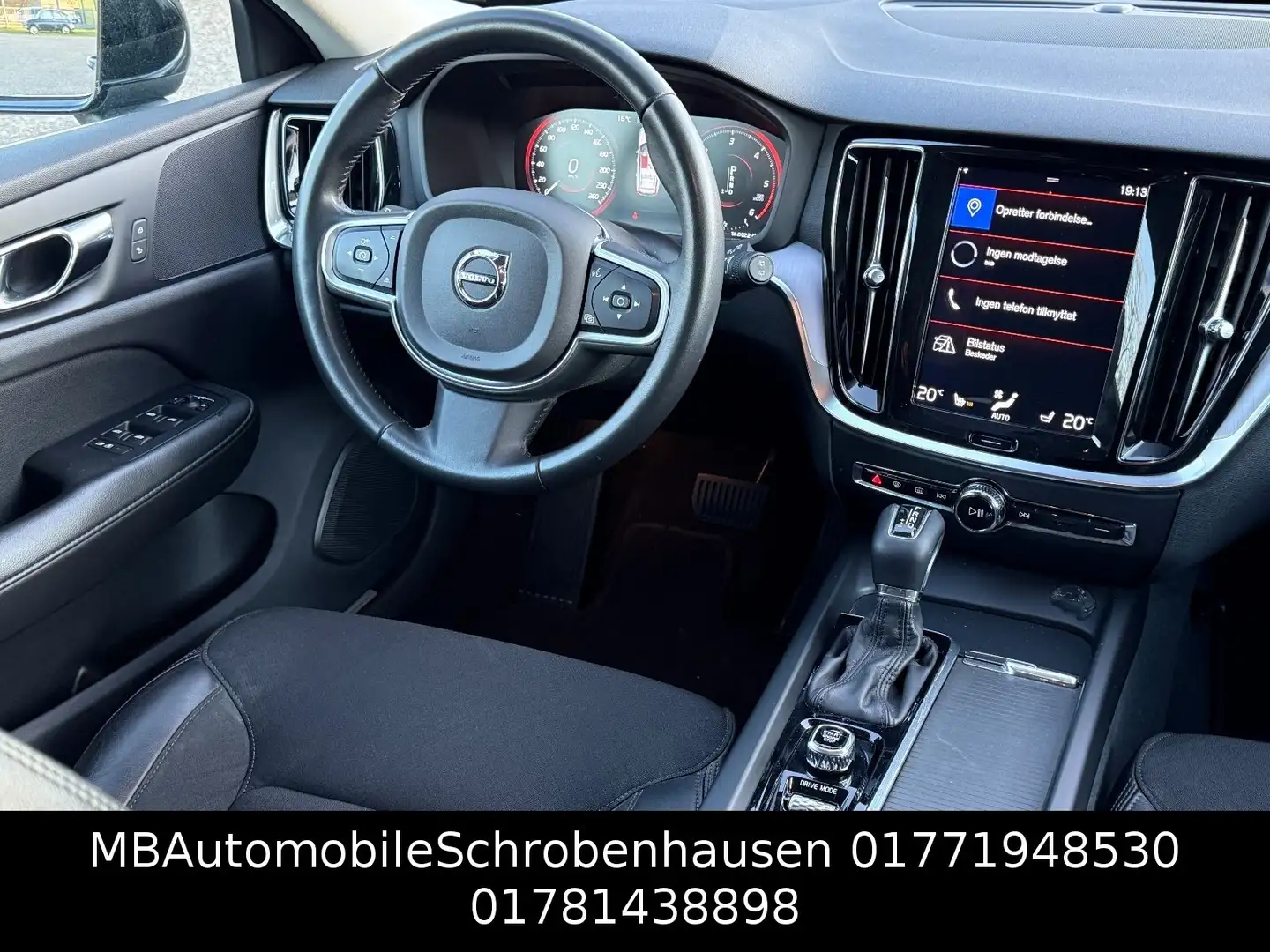 Volvo V60 Kombi Momentum Pro Schwarz - 2