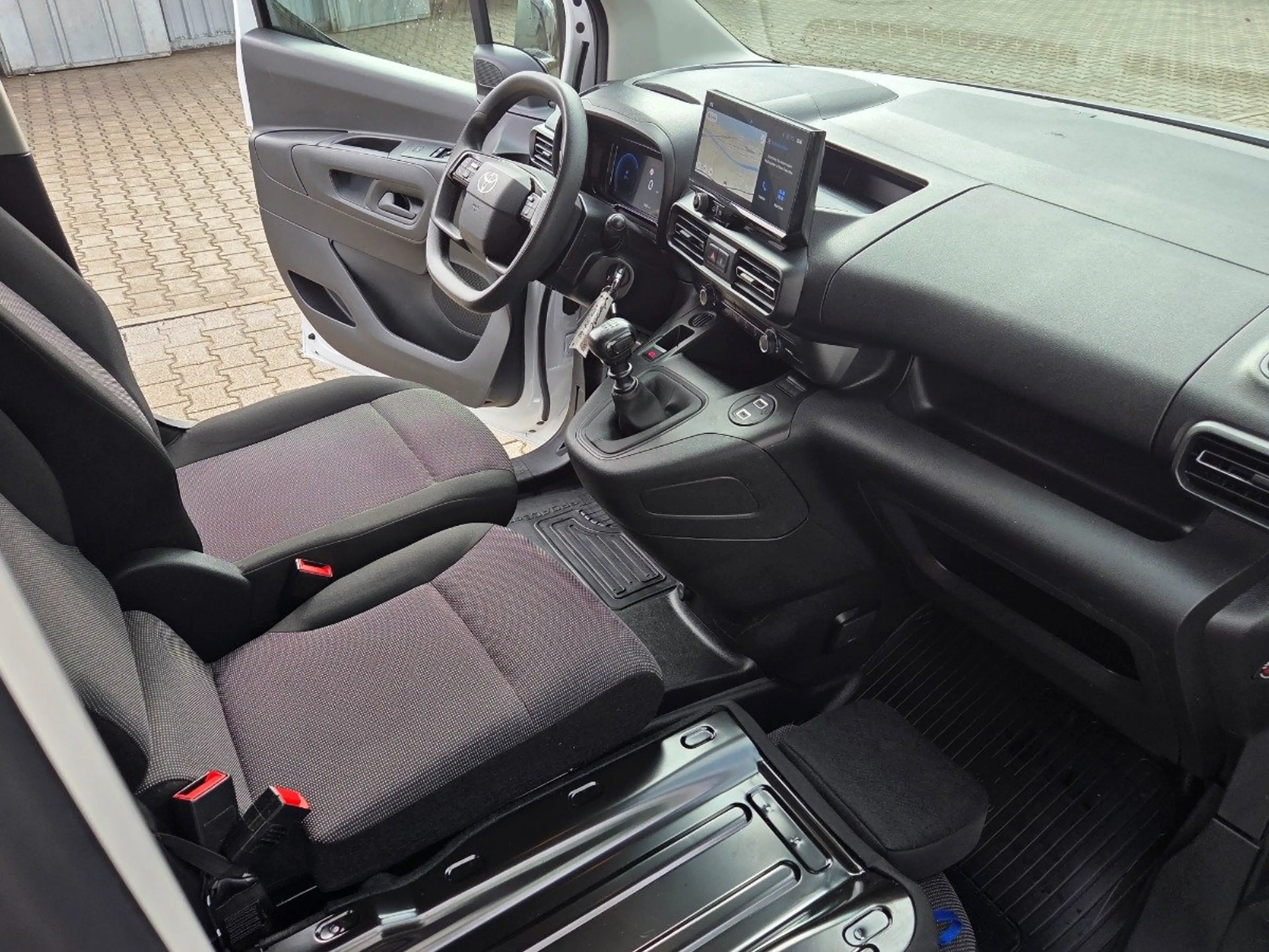 Toyota Proace City 1.5 D-4D L2 Meister LED+Navi+PDC — photo 10
