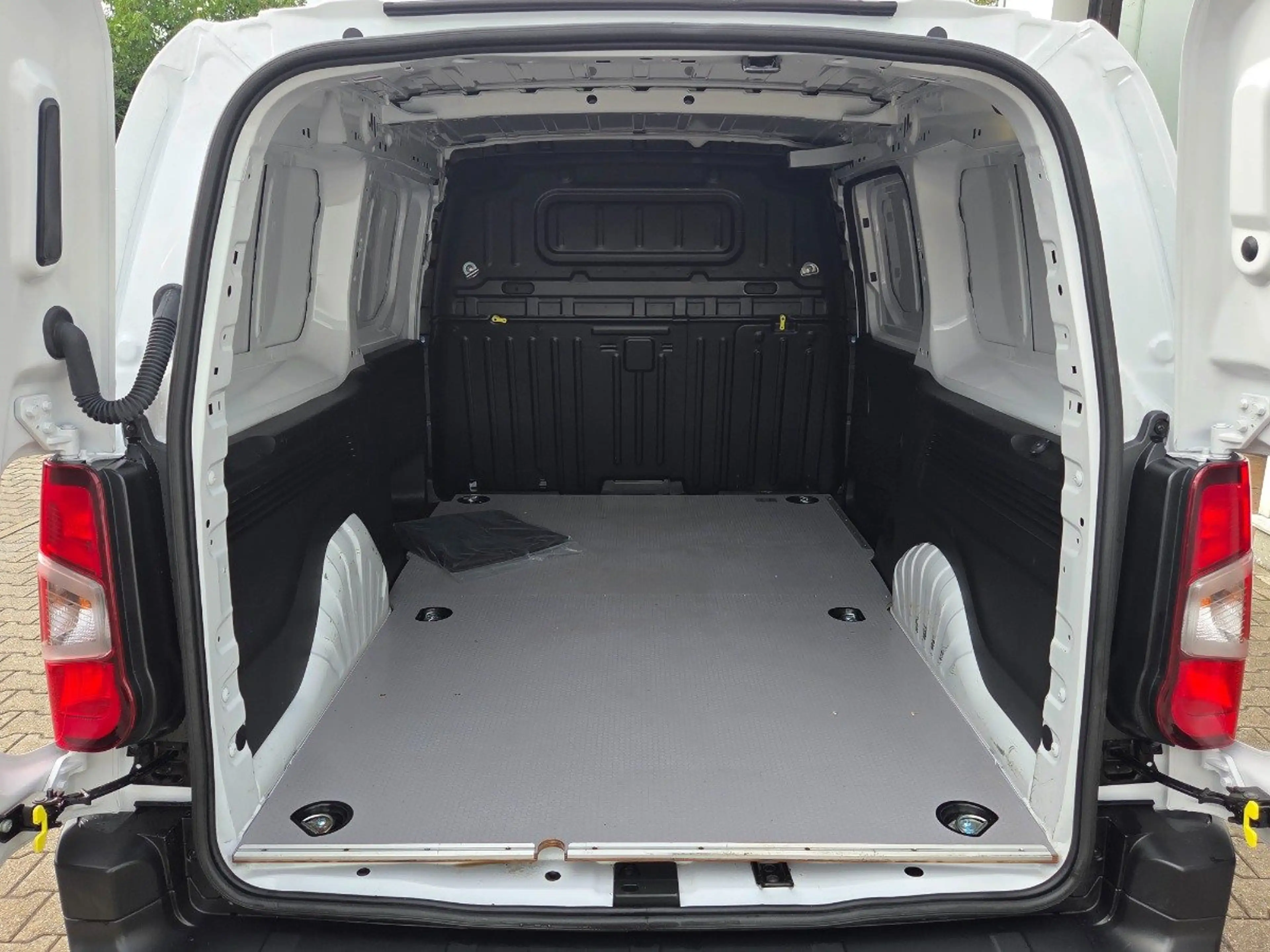 Toyota Proace City 1.5 D-4D L2 Meister LED+Navi+PDC — photo 8