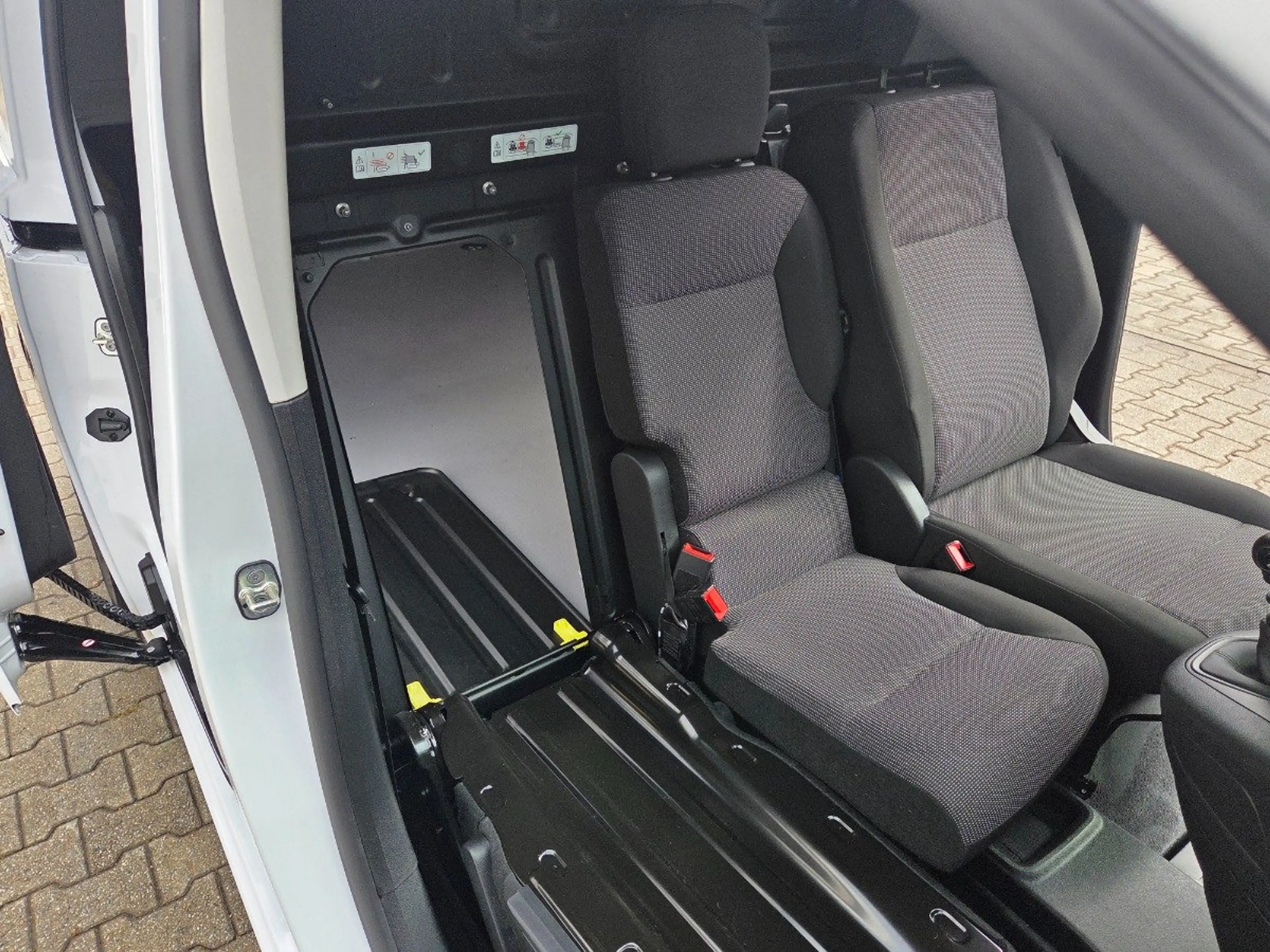 Toyota Proace City 1.5 D-4D L2 Meister LED+Navi+PDC — photo 9