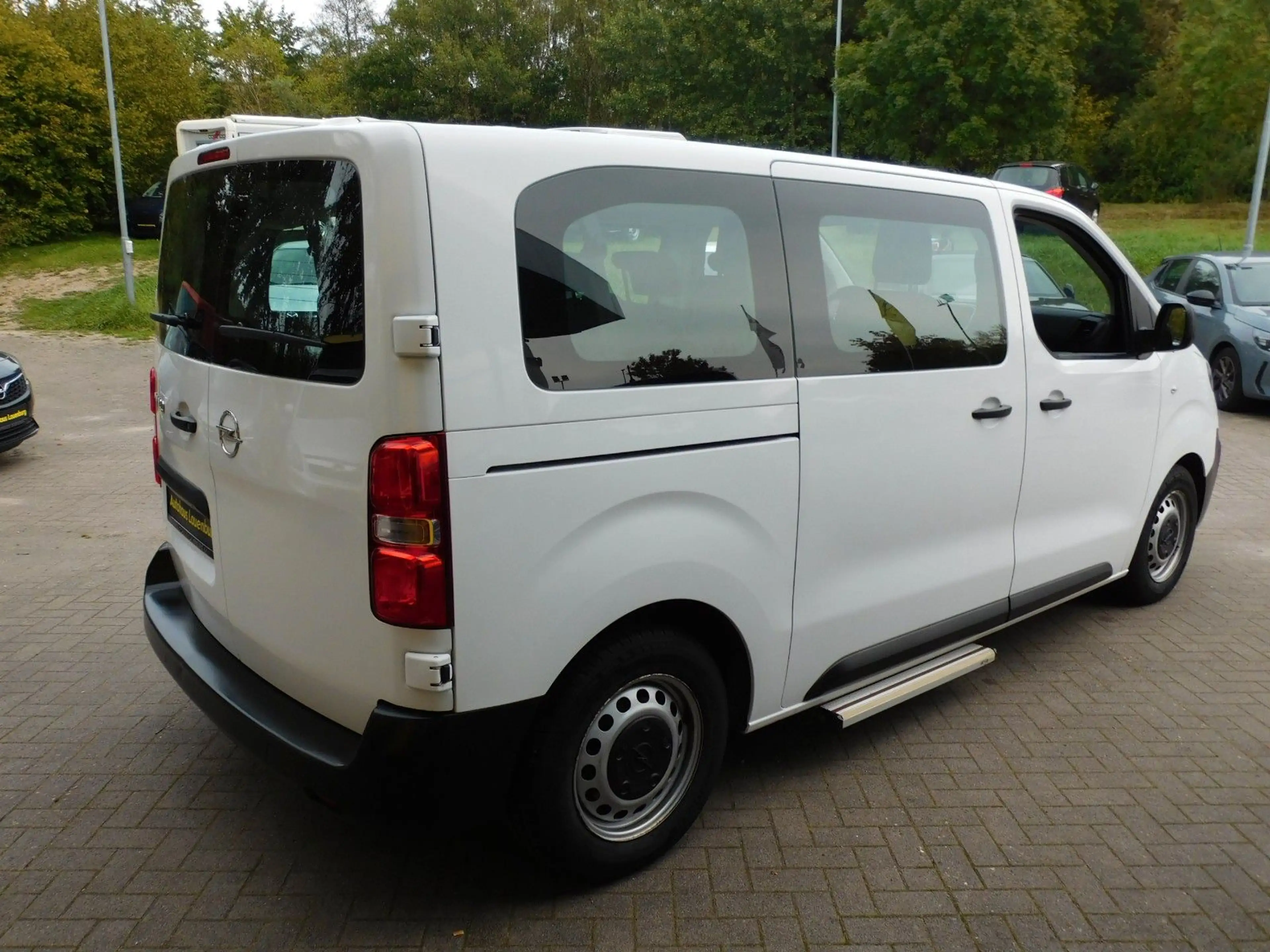 Opel Vivaro Diesel 8 Sitz mit elektrischer Trittstufe — photo 7