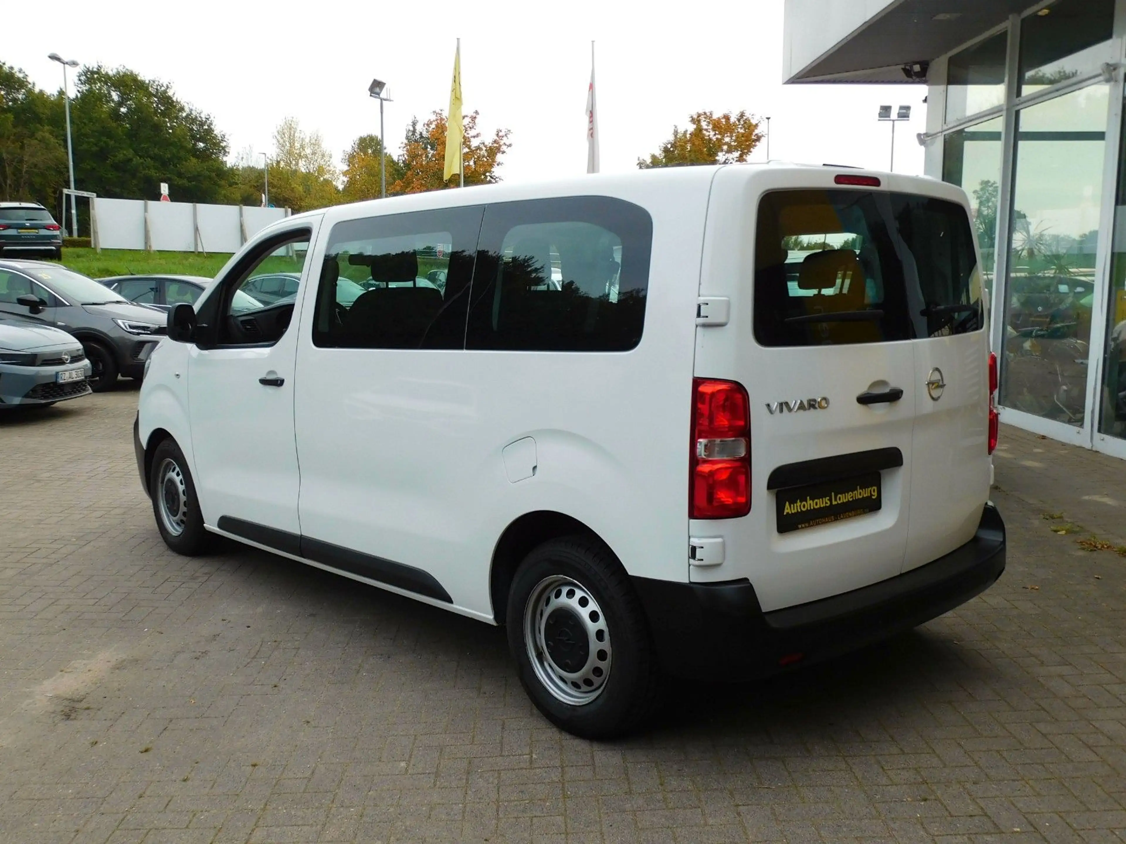 Opel Vivaro Diesel 8 Sitz mit elektrischer Trittstufe — photo 5