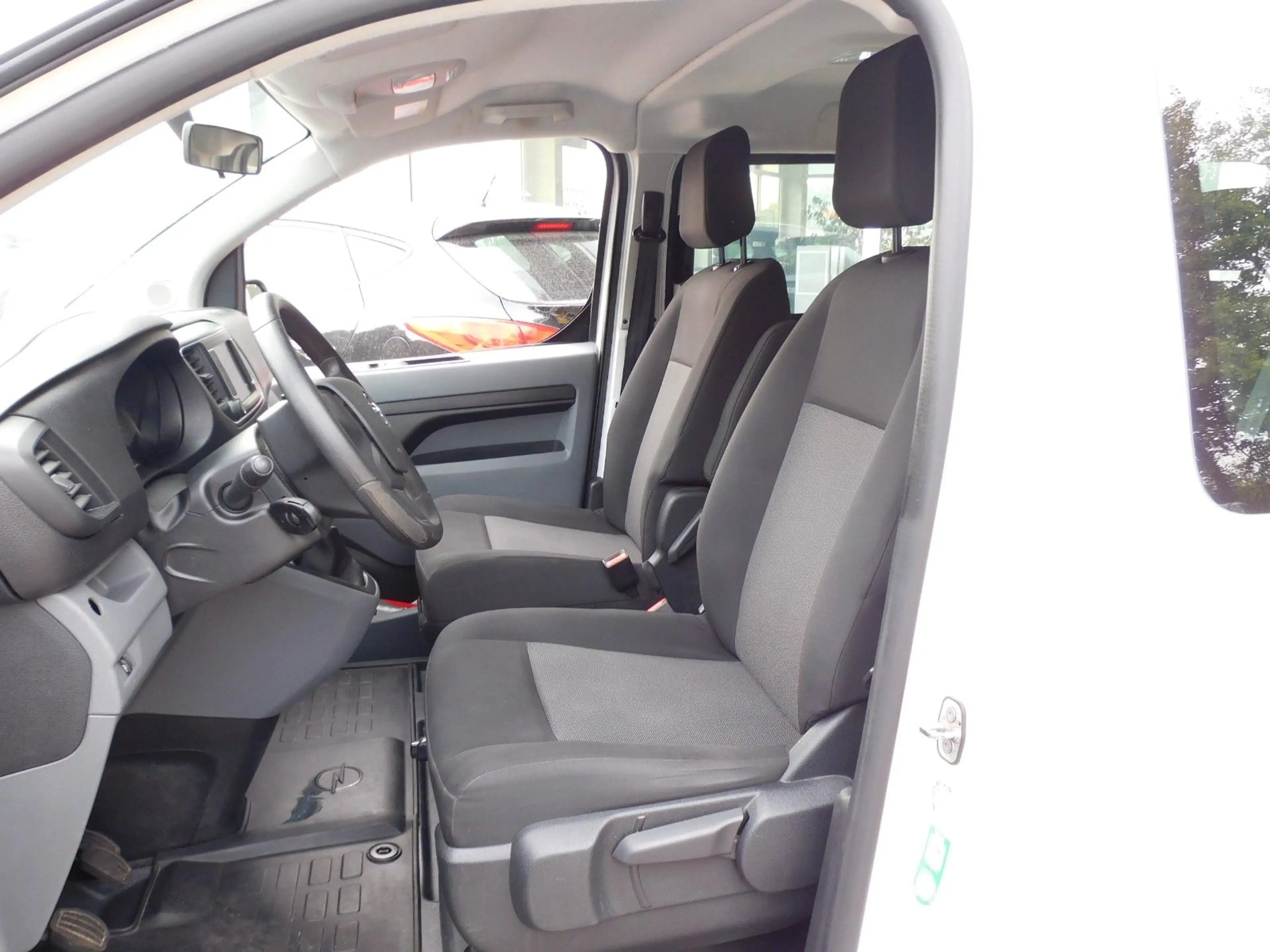 Opel Vivaro Diesel 8 Sitz mit elektrischer Trittstufe — photo 9
