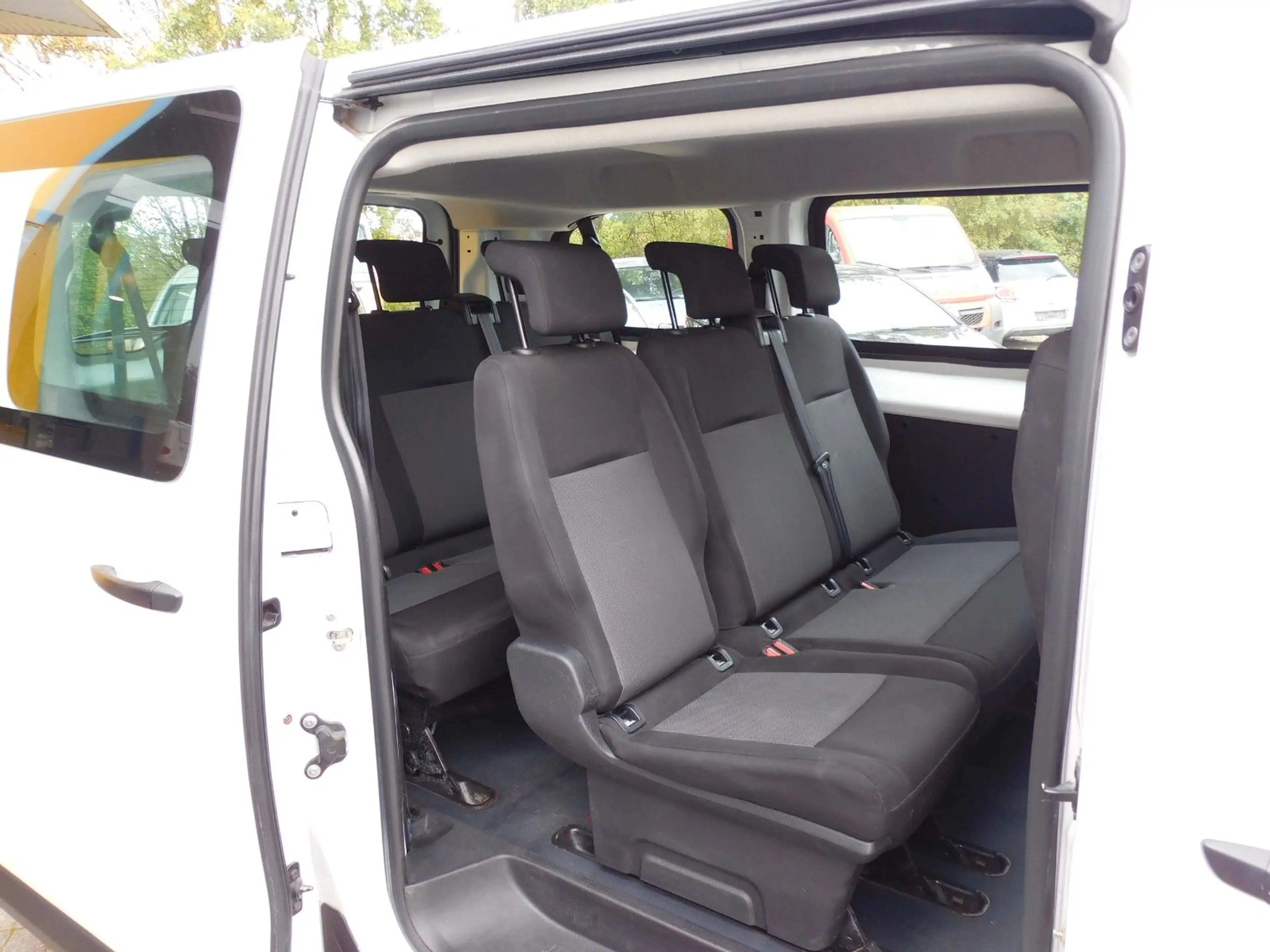 Opel Vivaro Diesel 8 Sitz mit elektrischer Trittstufe — photo 12