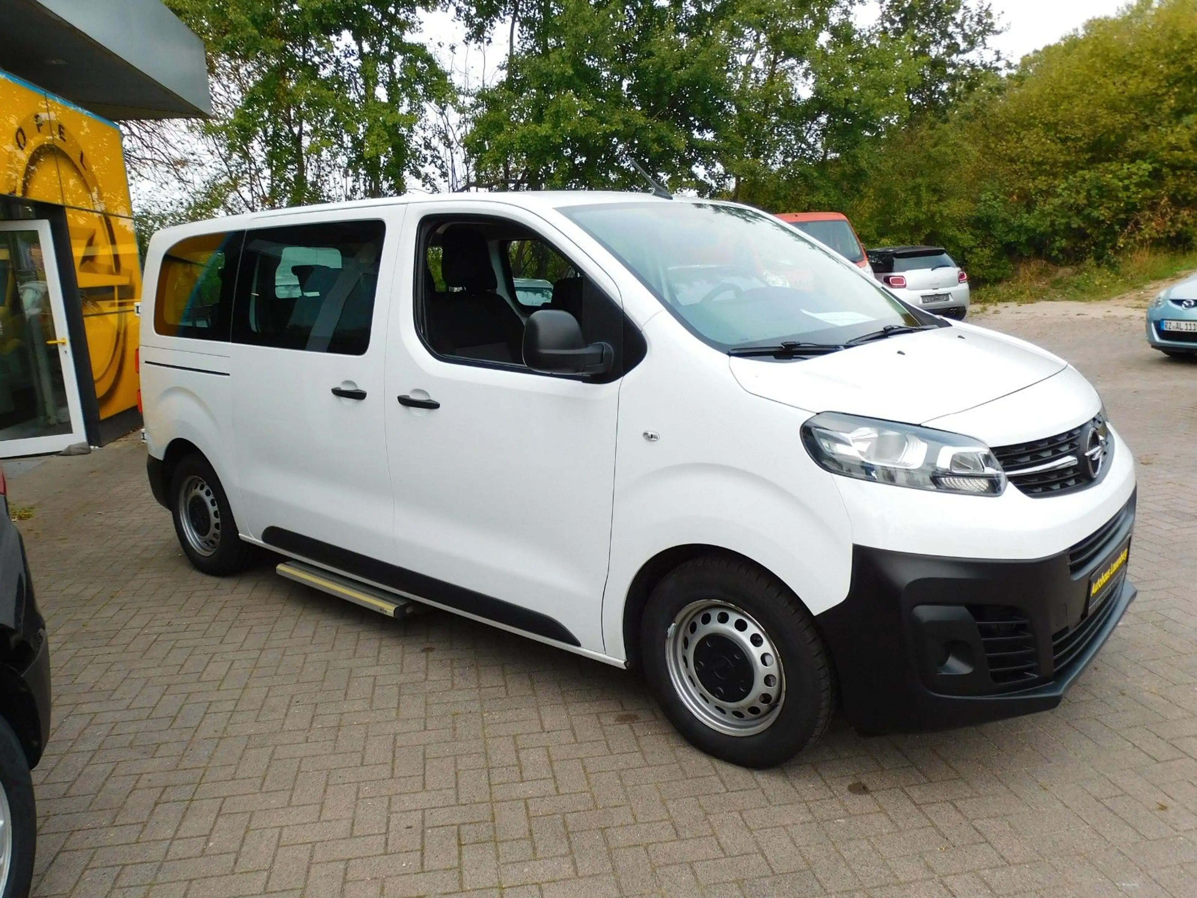 Opel Vivaro Diesel 8 Sitz mit elektrischer Trittstufe — photo 8