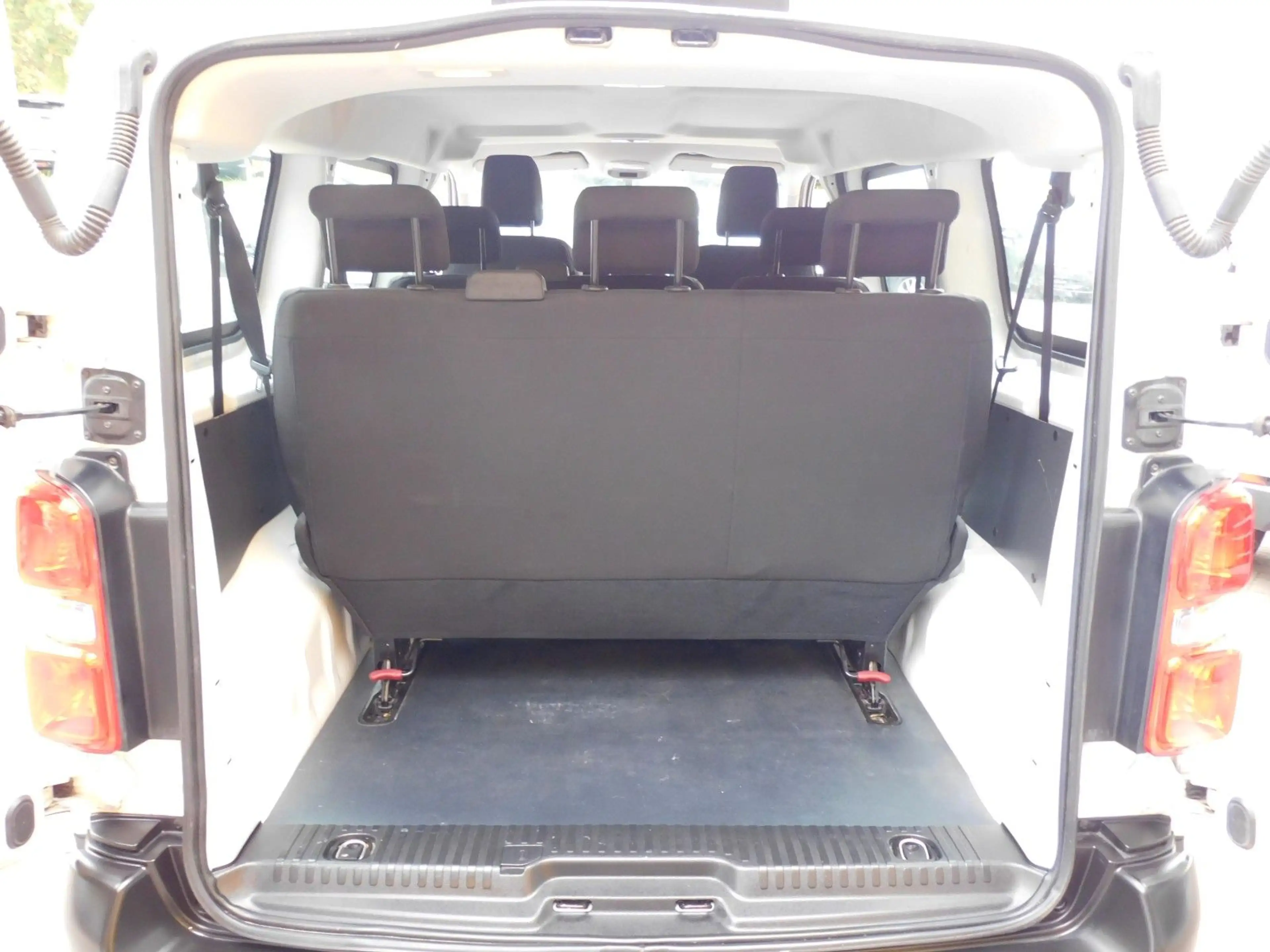 Opel Vivaro Diesel 8 Sitz mit elektrischer Trittstufe — photo 11