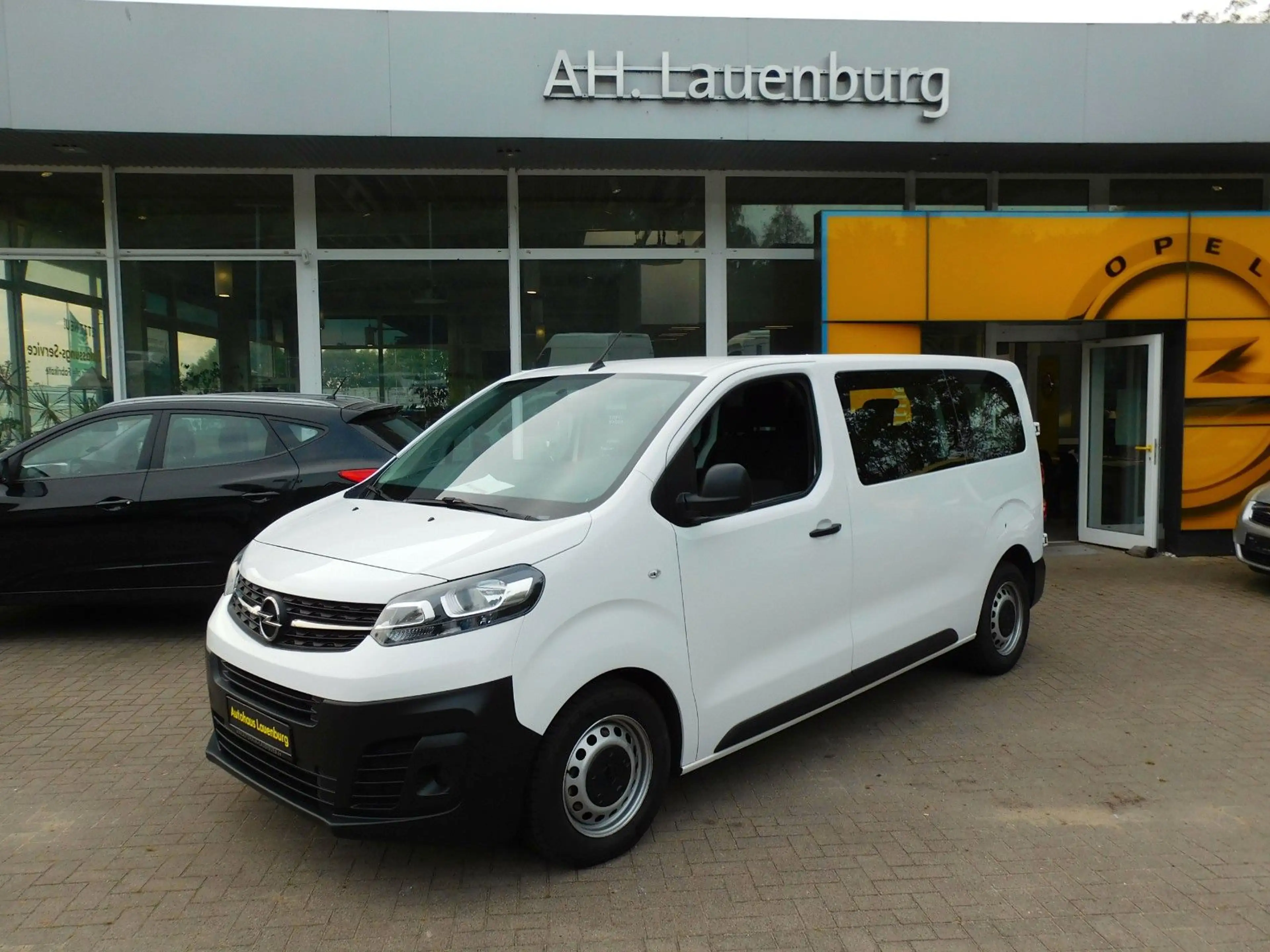 Opel Vivaro Diesel 8 Sitz mit elektrischer Trittstufe — photo 3