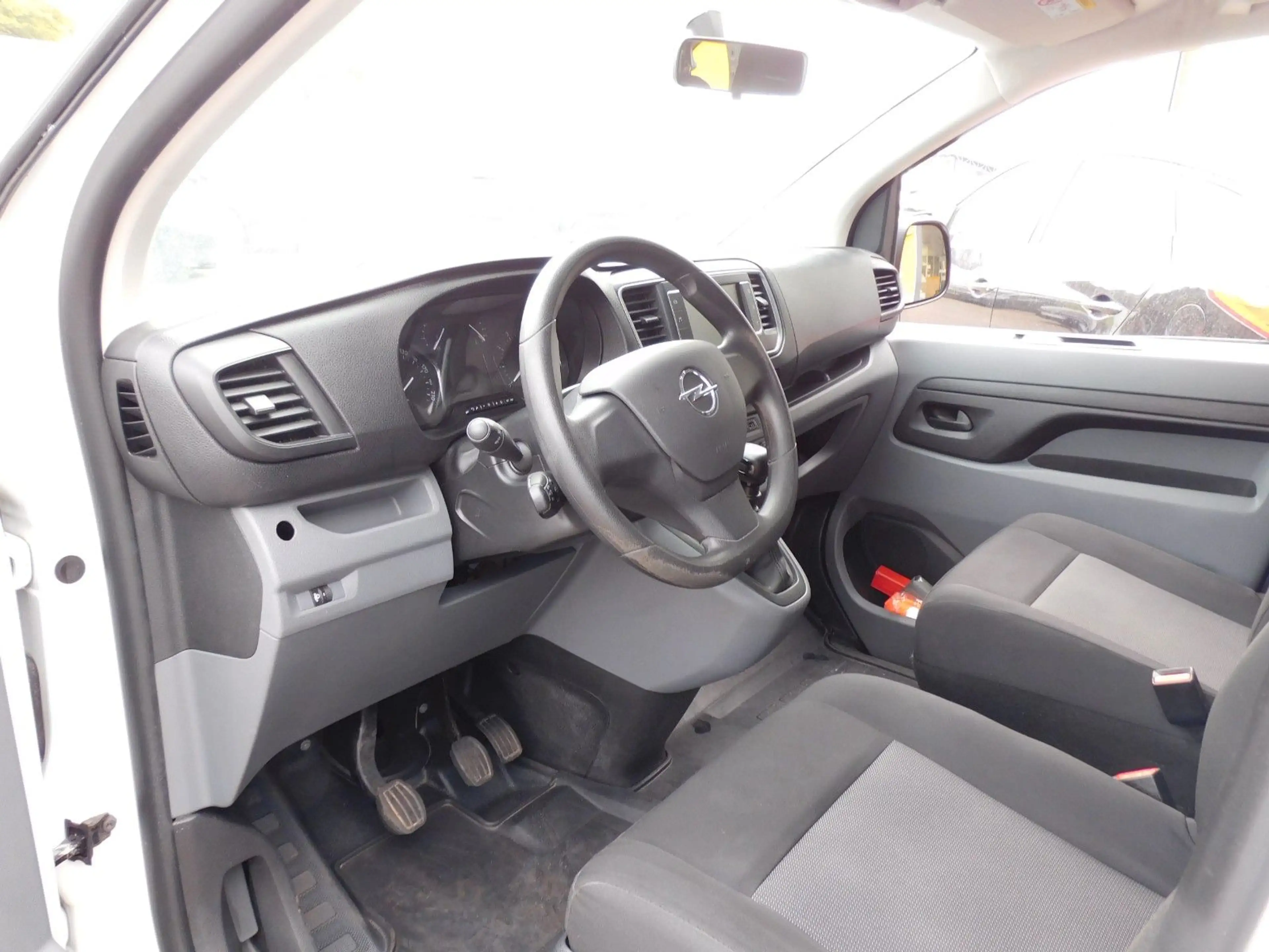 Opel Vivaro Diesel 8 Sitz mit elektrischer Trittstufe — photo 10