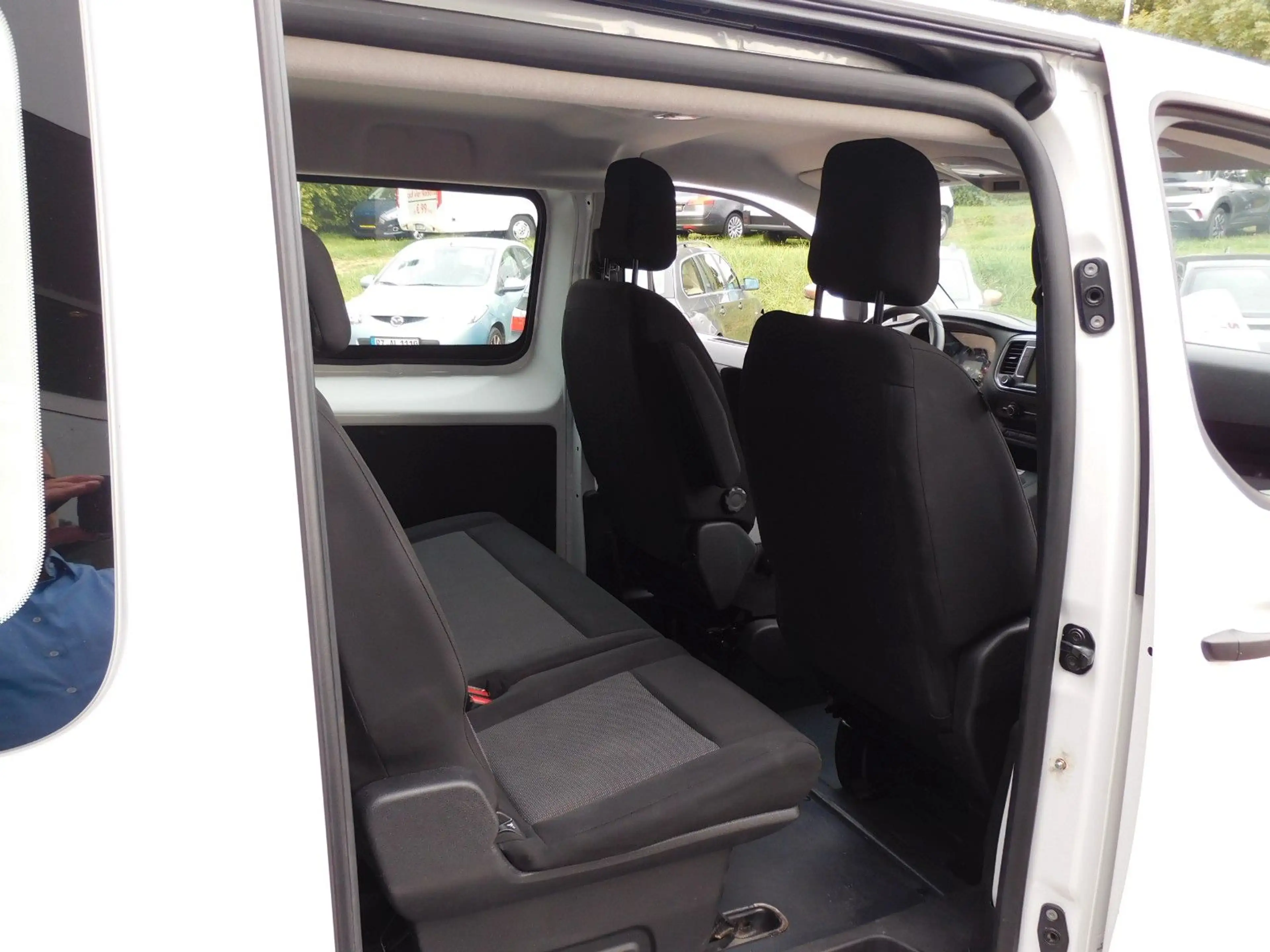 Opel Vivaro Diesel 8 Sitz mit elektrischer Trittstufe — photo 13