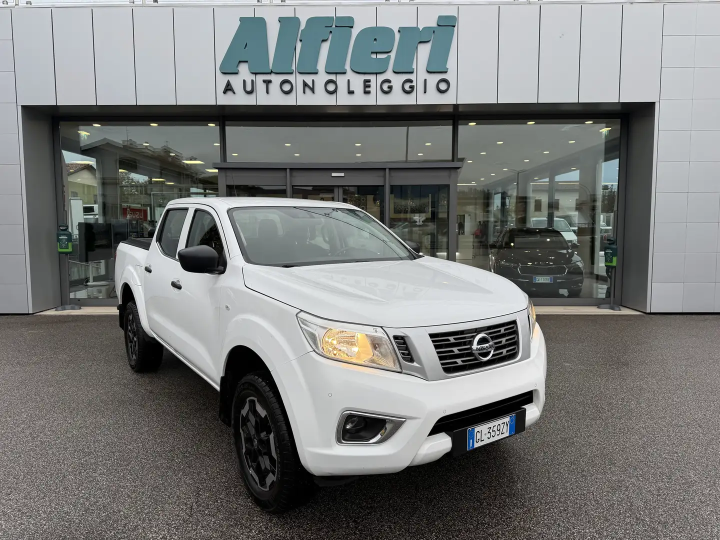 Nissan Navara 2.3dci d.cab Visia 4wd 163cv '19 Gancio Tapparella Bianco - 1