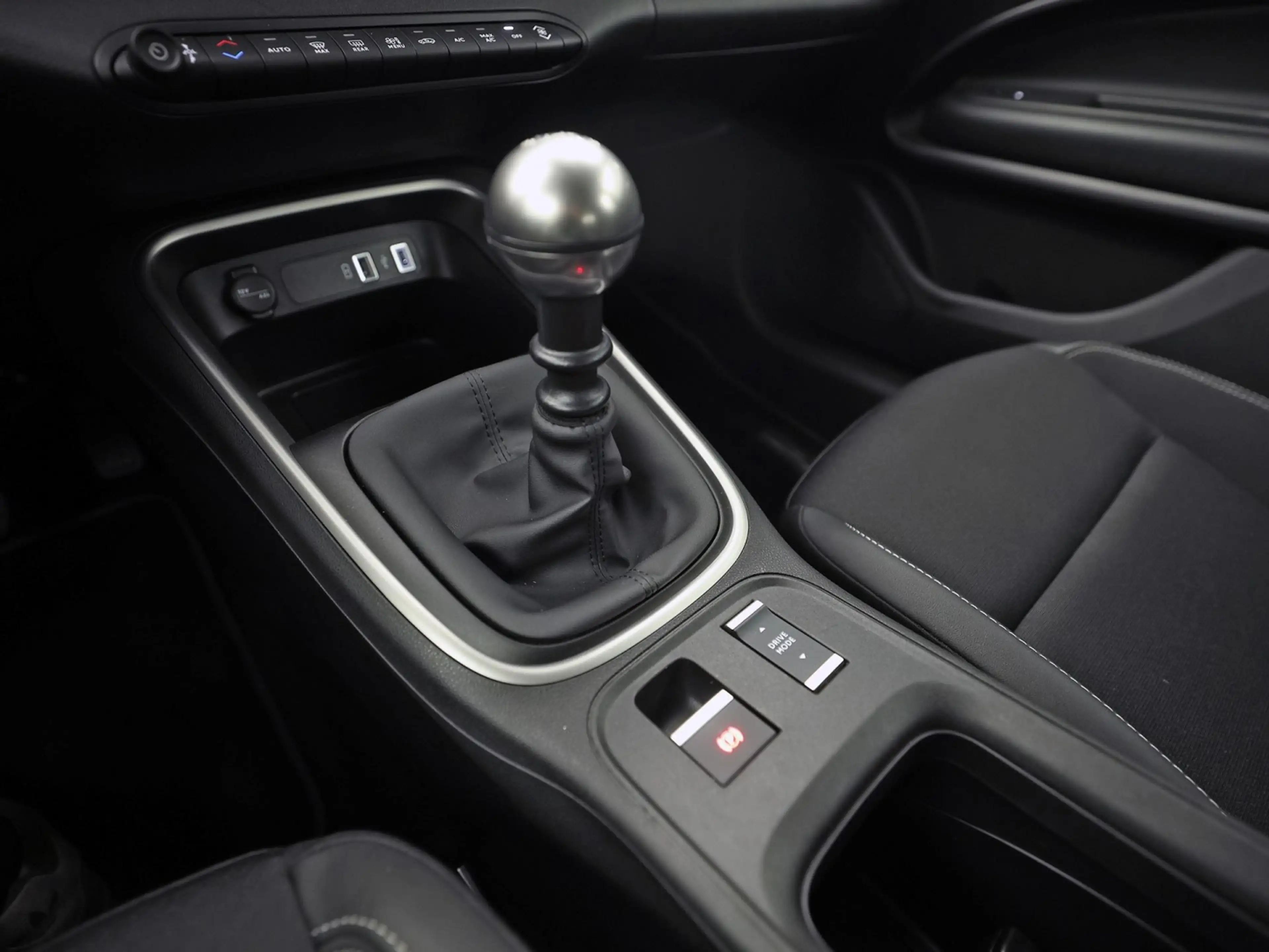 Jeep Avenger 1.2 Altitude Sports (VIRTUAL COCKPIT, APPLE CARPLA — photo 27