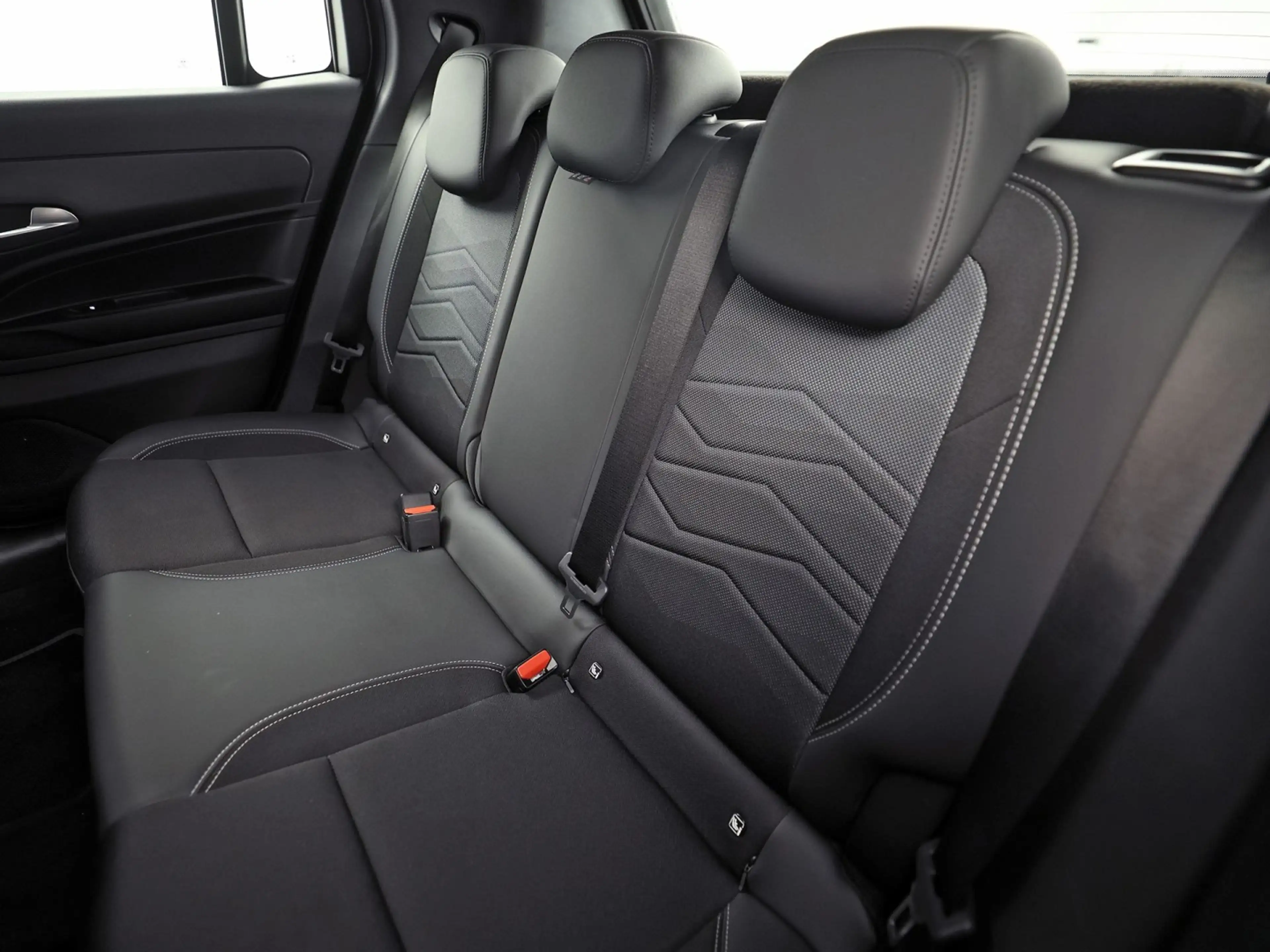 Jeep Avenger 1.2 Altitude Sports (VIRTUAL COCKPIT, APPLE CARPLA — photo 14