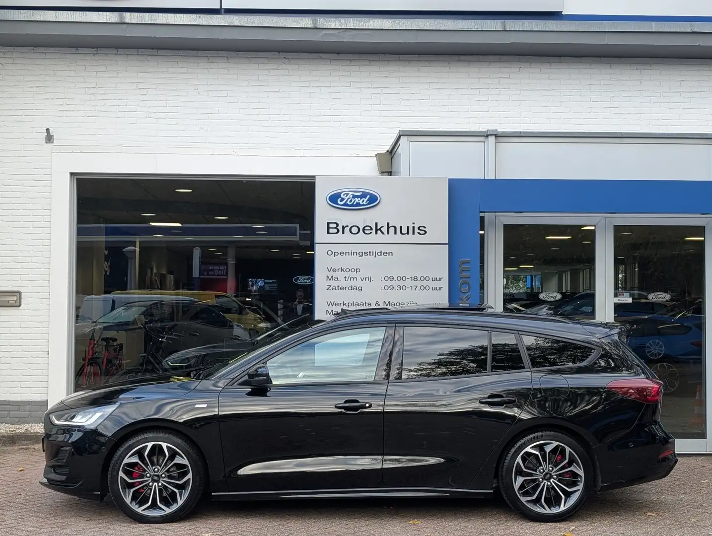 Ford Focus Wagon 1.0 EcoBoost Hybrid ST Line X 155pk | Pano | Zwart - 2