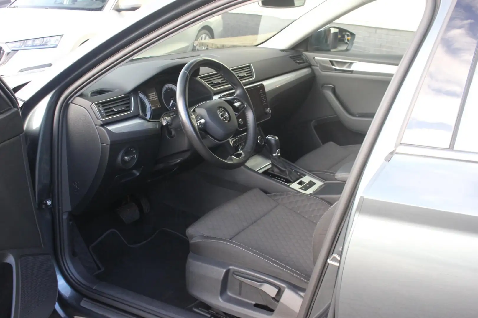 Skoda Superb Combi 1.4 TSI iV Business Edition Plus | Trekhaak Grijs - 2