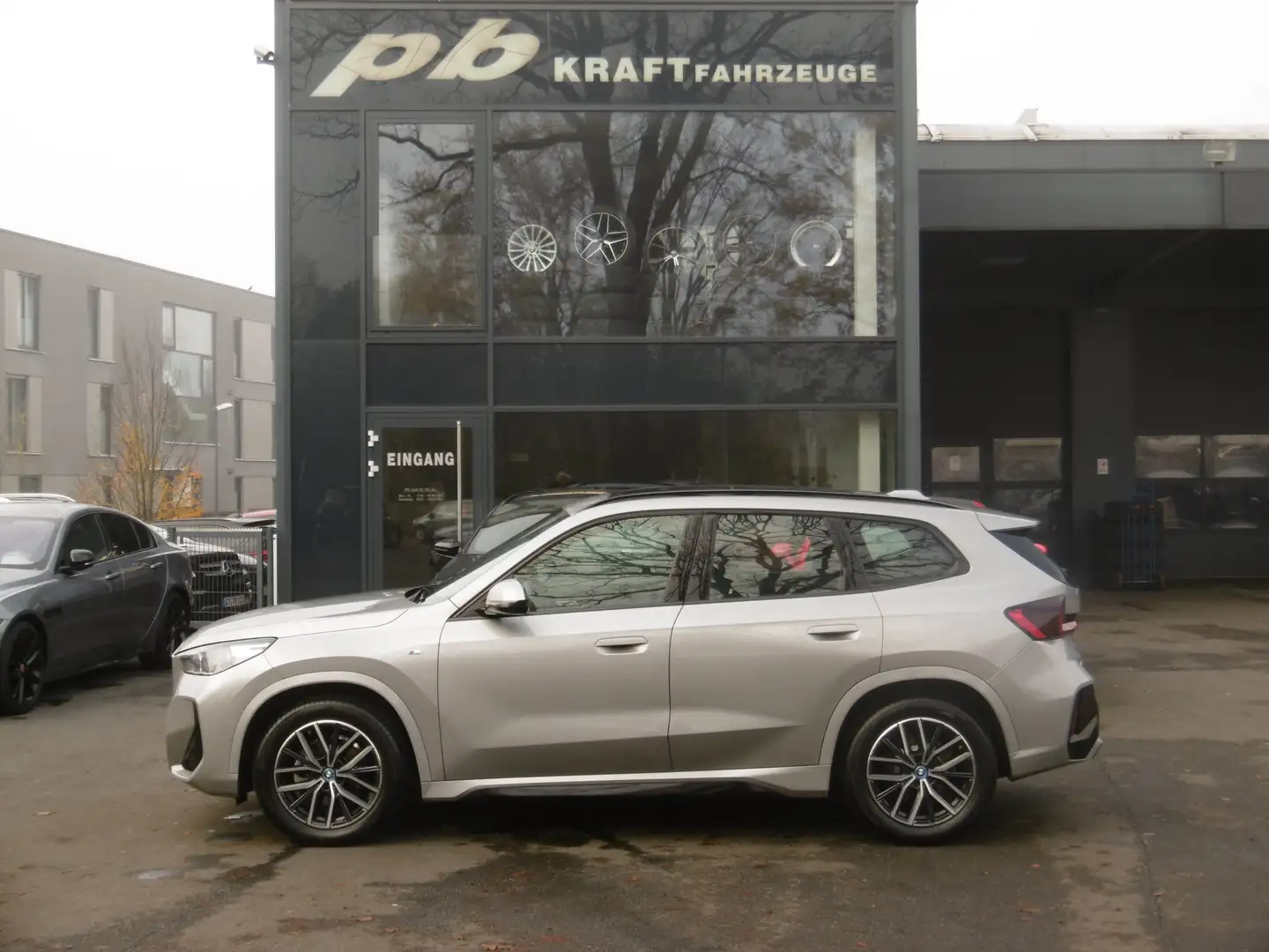 BMW iX1 20 eDrive M-Sport Pano Massage 360° h/k HUD Gris - 1