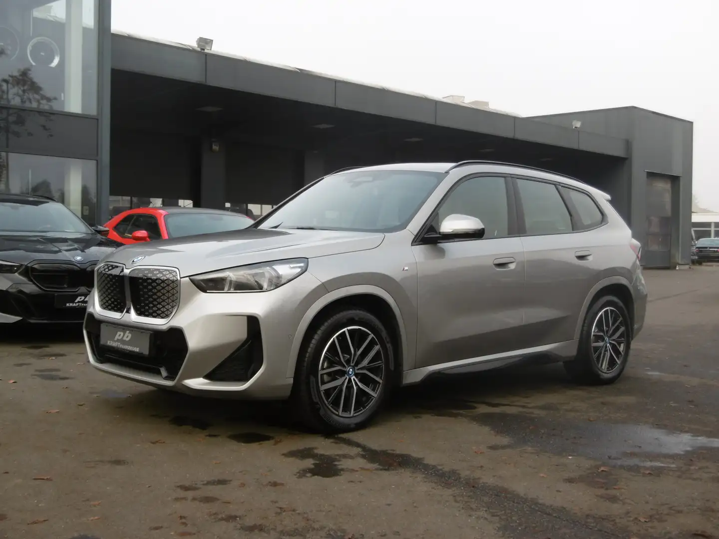 BMW iX1 20 eDrive M-Sport Pano Massage 360° h/k HUD Gris - 2