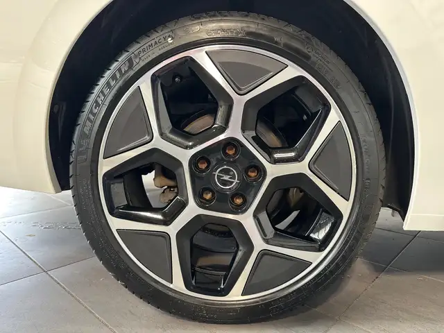 Opel Astra view 3