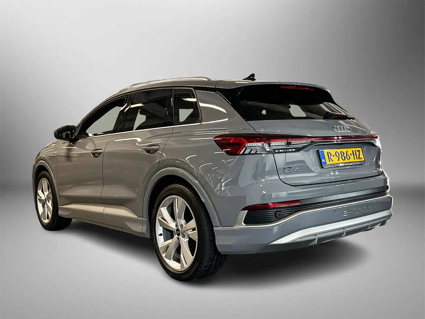 Audi Q4 e-tron 35 S edition 55 kWh 170PK Adaptive Cruise Control Grijs - 2