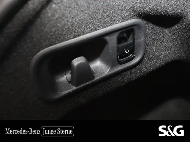 Mercedes-Benz C-Class view 18