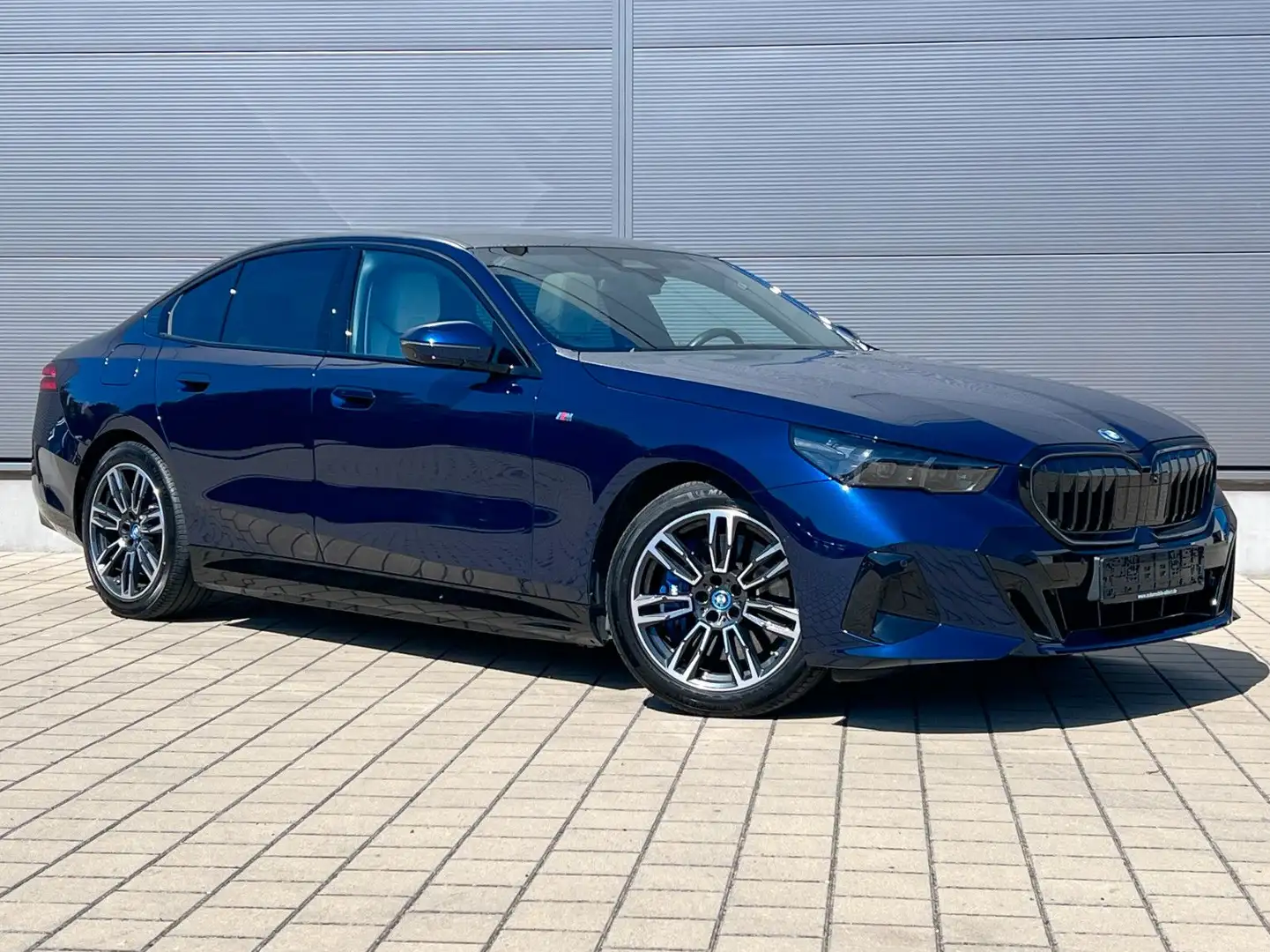BMW 550 e Lim. xDrive M Sport*Pano*H/K*Sitzbelüftung* Blau - 2
