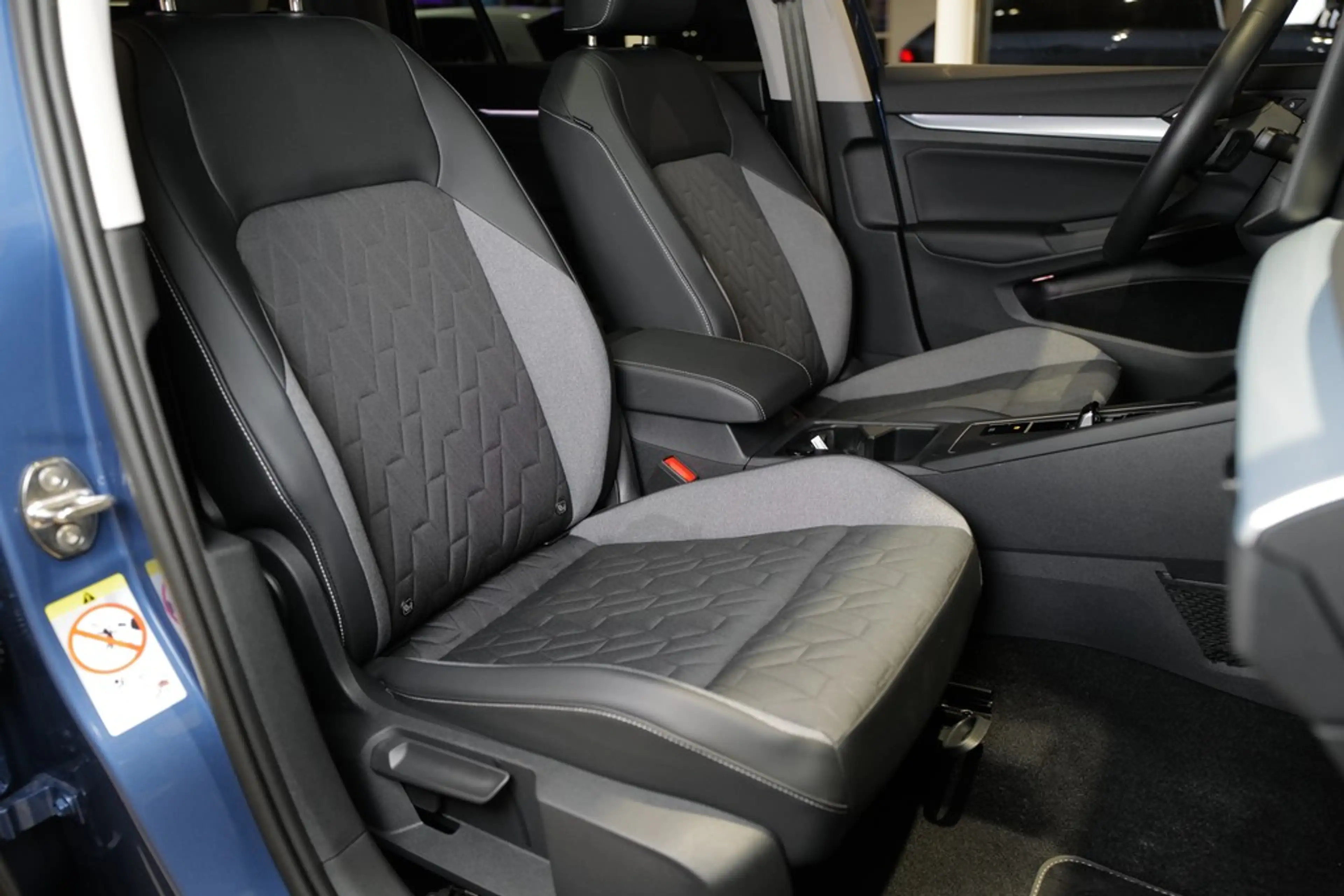 Volkswagen Golf Variant 2.0TDI DSG Energy AHK DCC Pano HKardon Rkam Navi — photo 8