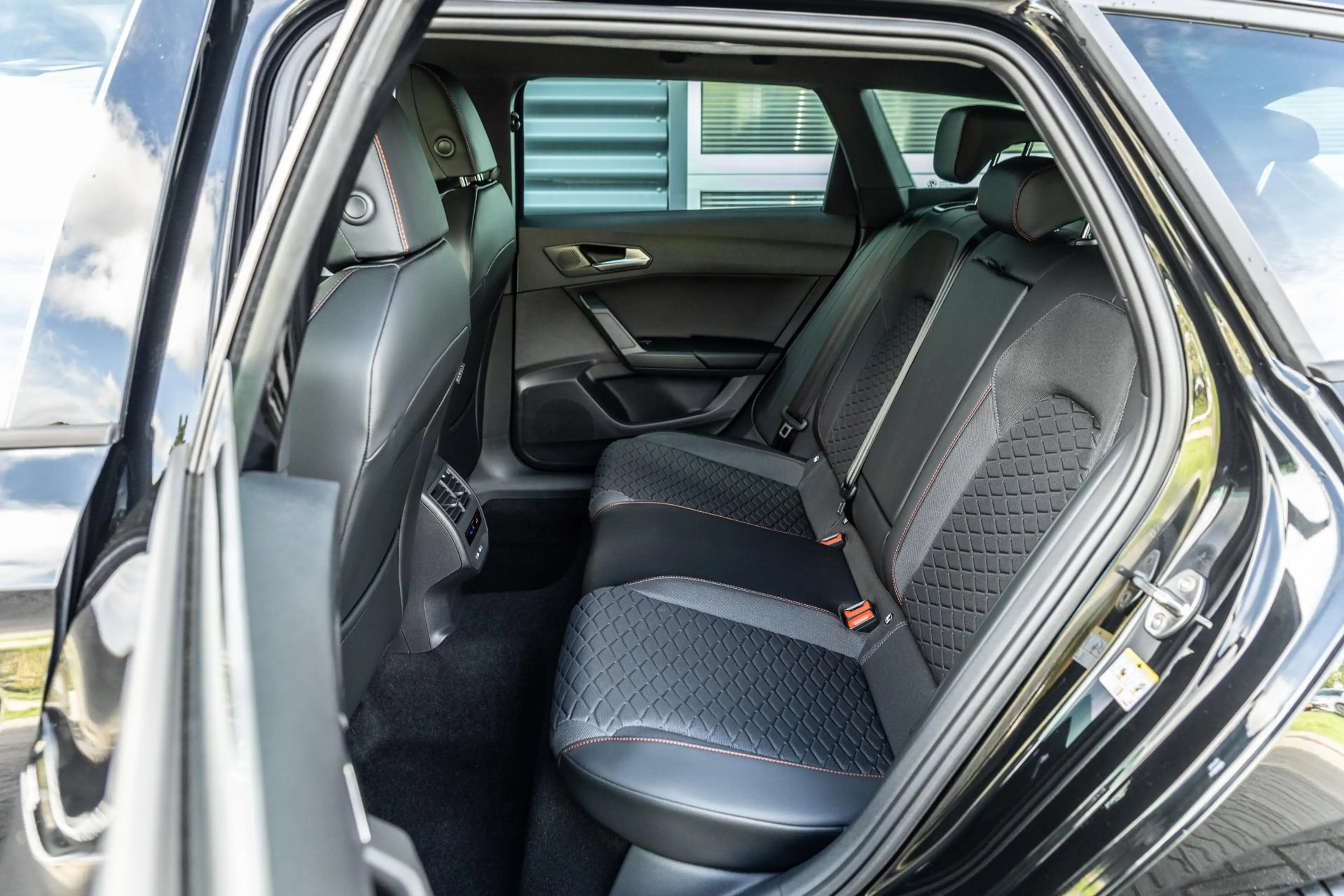 SEAT Leon e-Hybrid Sportstourer 1.5 TSI 204pk DSG FR Business | Trekh — photo 14