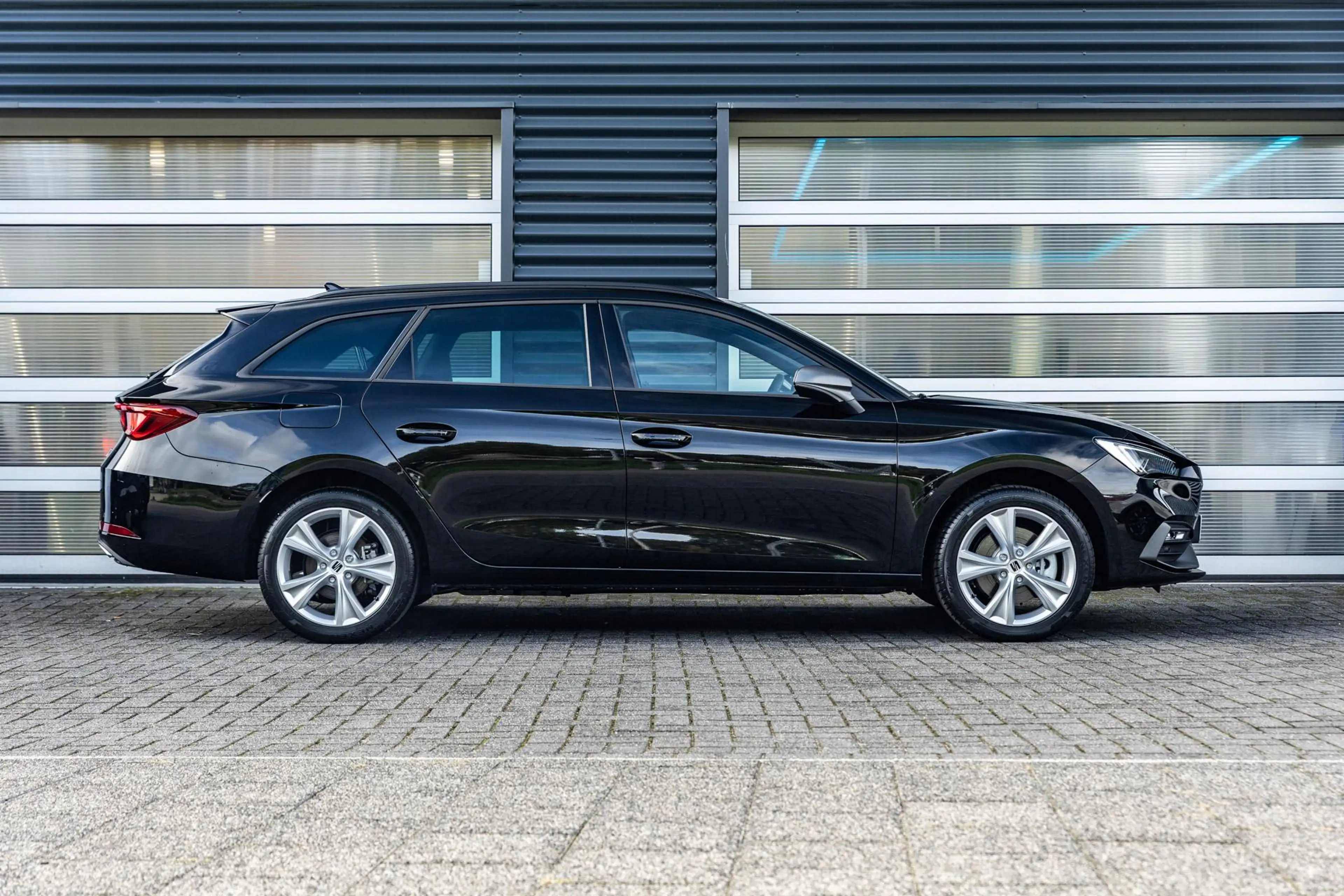 SEAT Leon e-Hybrid Sportstourer 1.5 TSI 204pk DSG FR Business | Trekh — photo 3