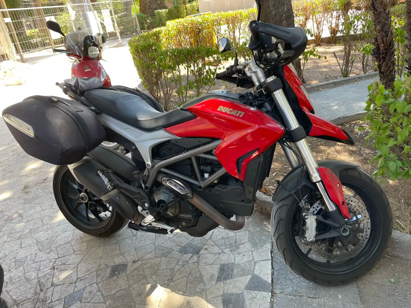 Ducati Hyperstrada Rosso - 1