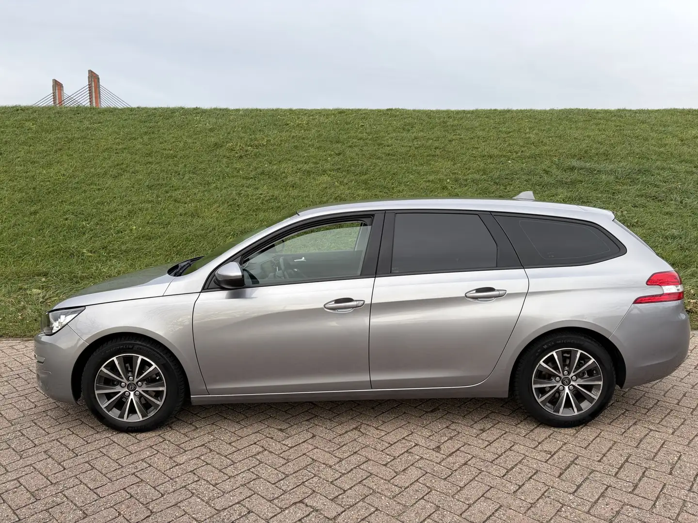 Peugeot 308 SW 1.2 PureTech Active RECENT NWE MOTOR | Dealeron Grijs - 2