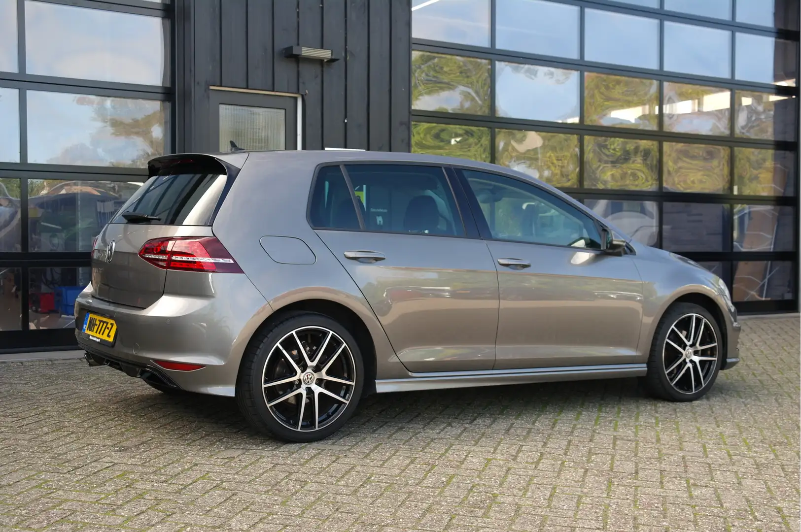 Volkswagen Golf 1.2 TSI Connected Series R-Line | NL-Auto | Carpla Gris - 2