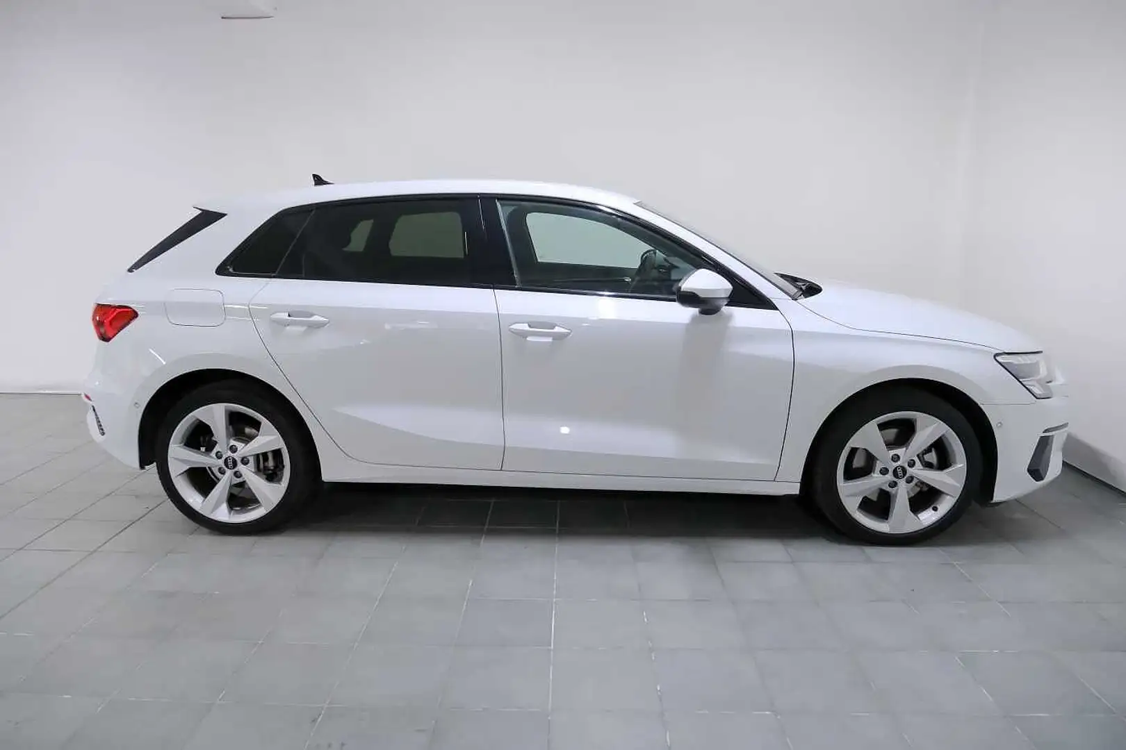 Audi A3 4ª serie SPB 40 TFSI e S tronic Business Advanced Bianco - 2